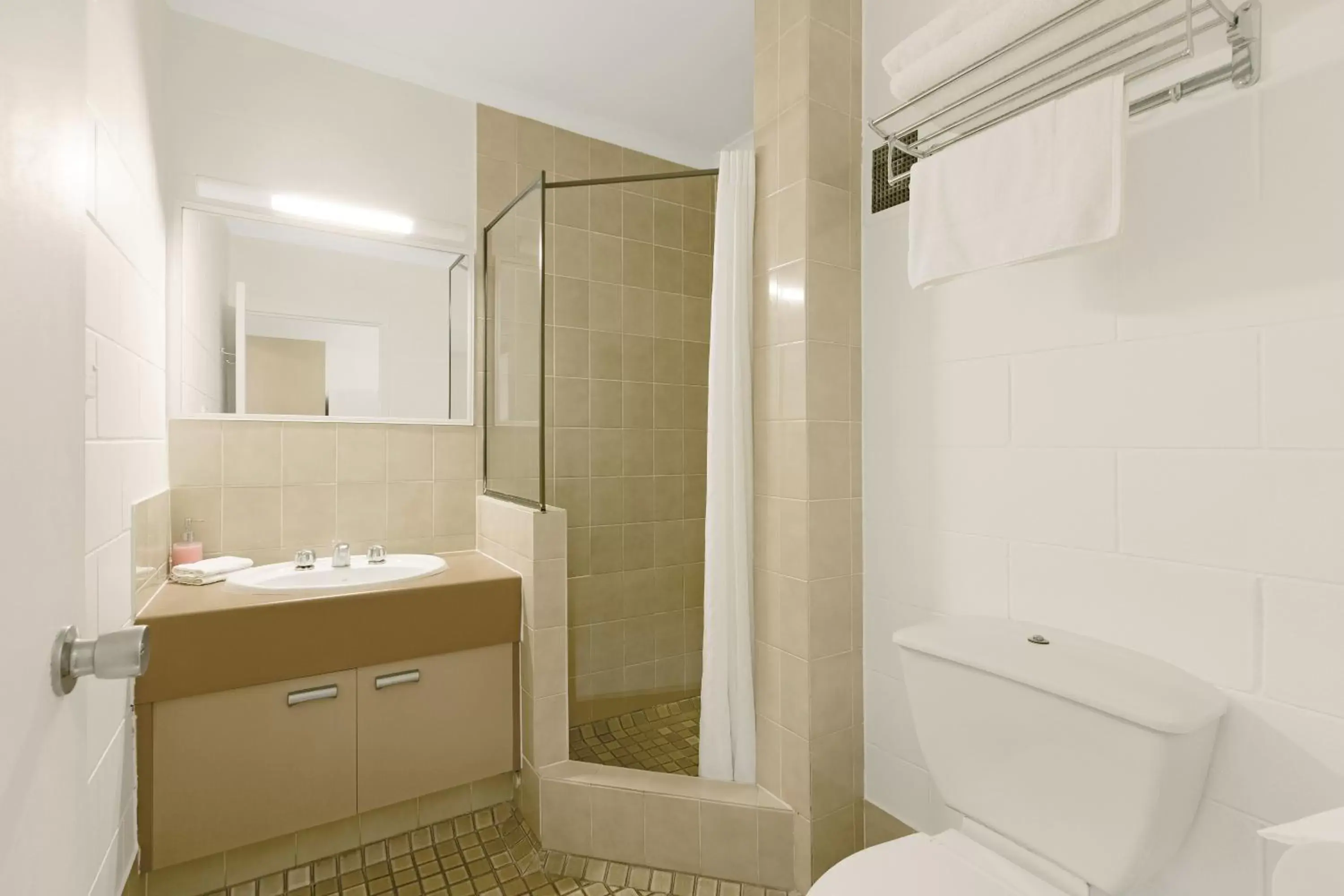 Shower, Bathroom in Cascade Gardens