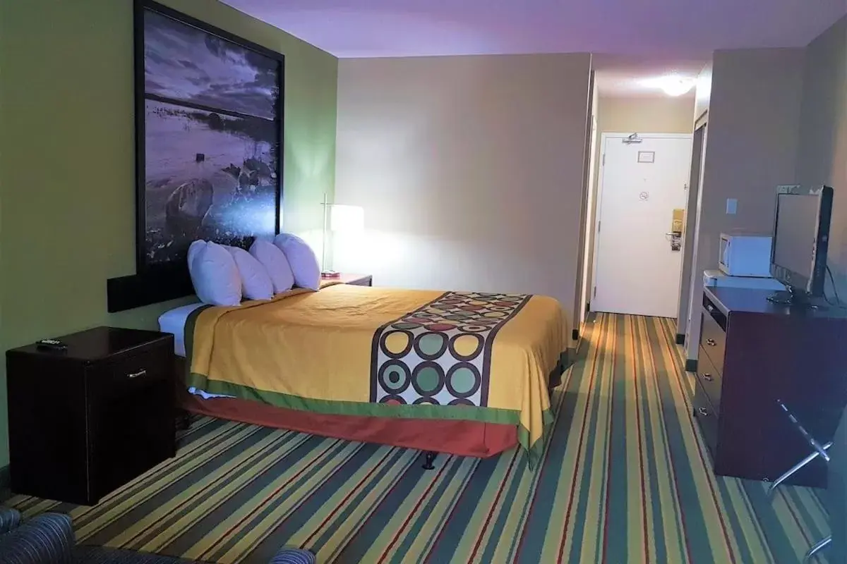 Photo of the whole room, Bed in Jolly Roger Inn & Resort