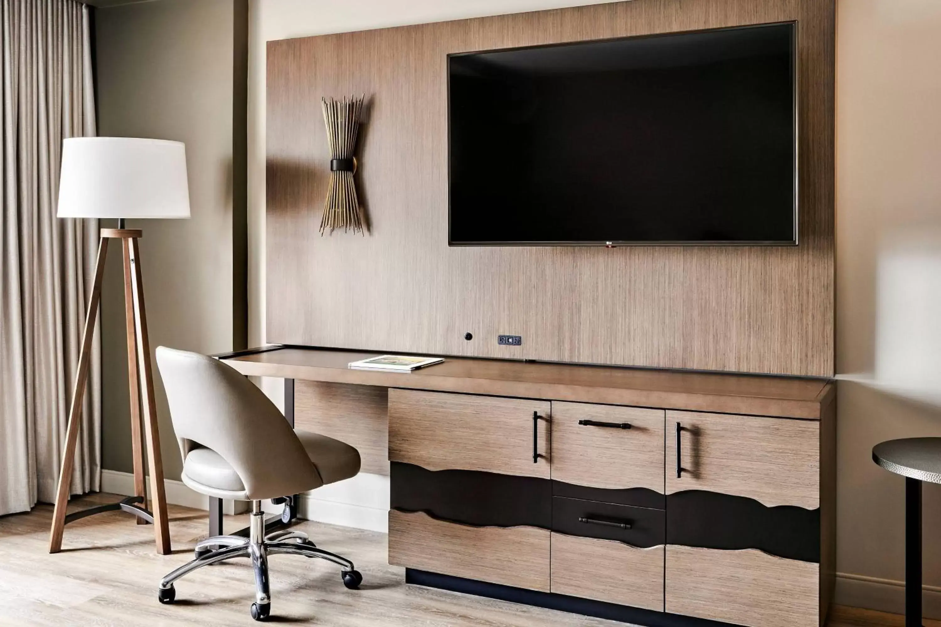 King Room with Roll-in Shower - Mobility and Hearing Accessible in San Antonio Marriott Rivercenter on the River Walk King Room with Roll-in Shower - Mobility and Hearing Accessible in San Antonio Marriott Rivercenter on the River Walk