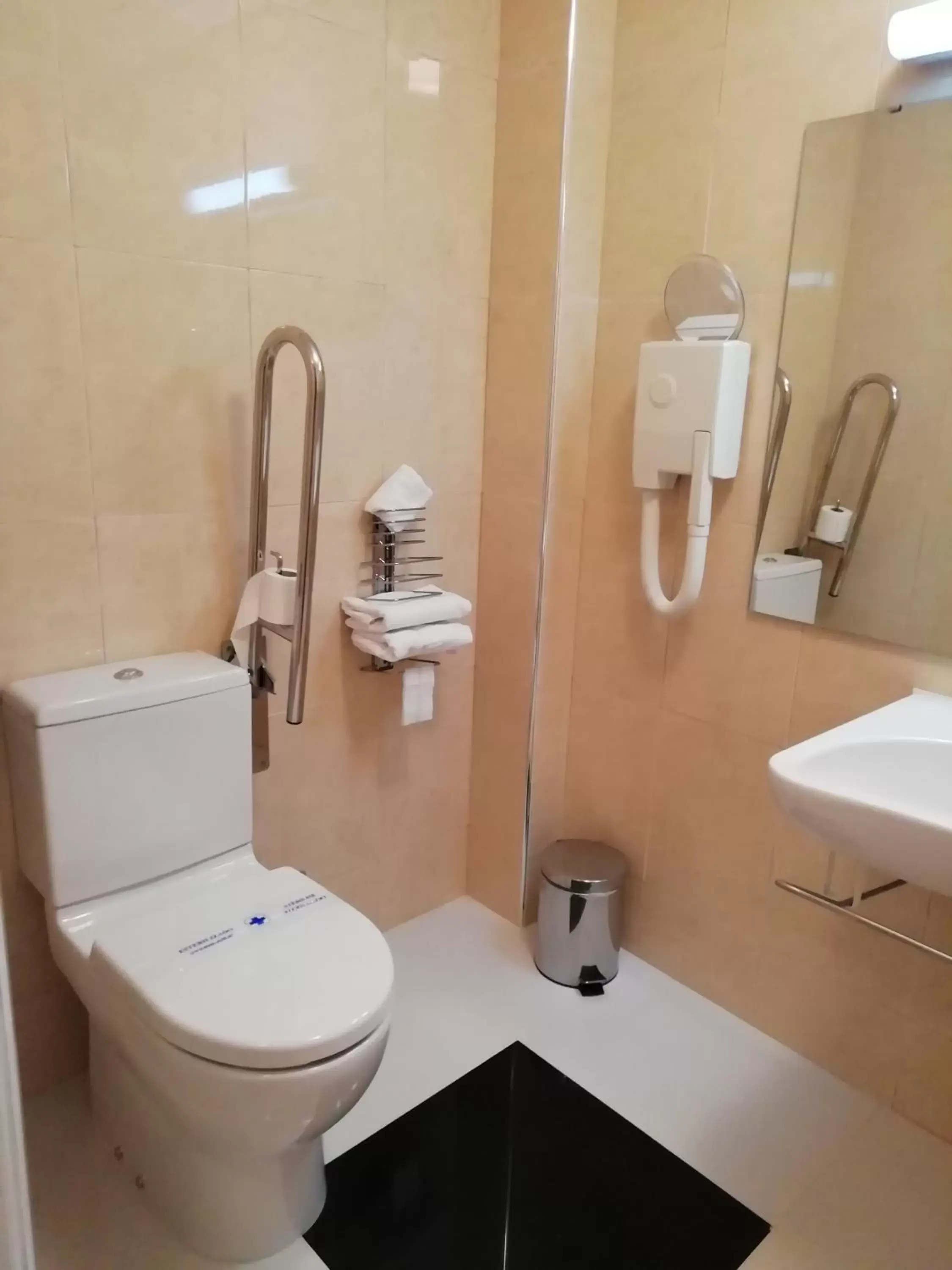 Bathroom in Hotel Turismo Miranda