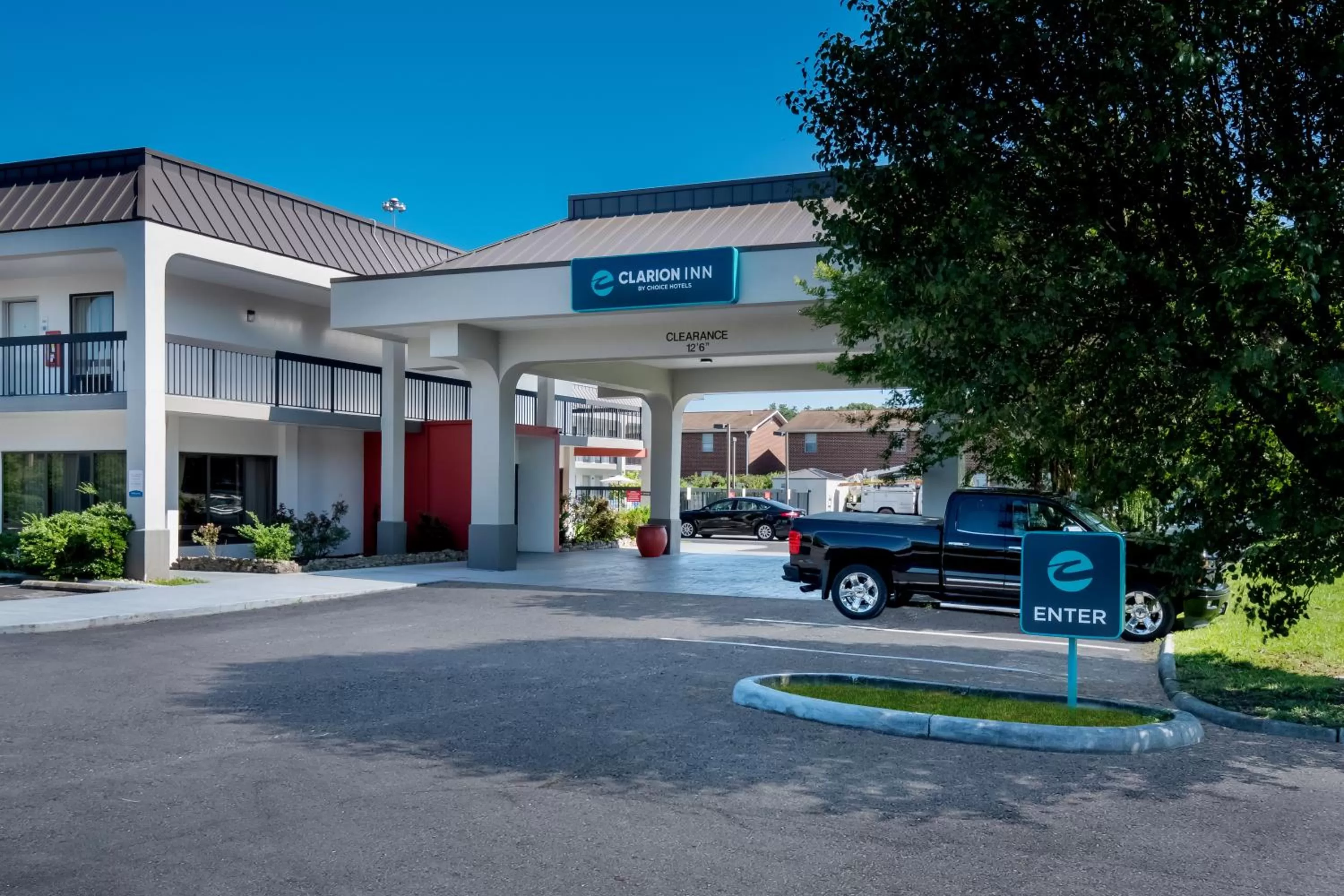 Property building in Clarion Inn Cleveland near University