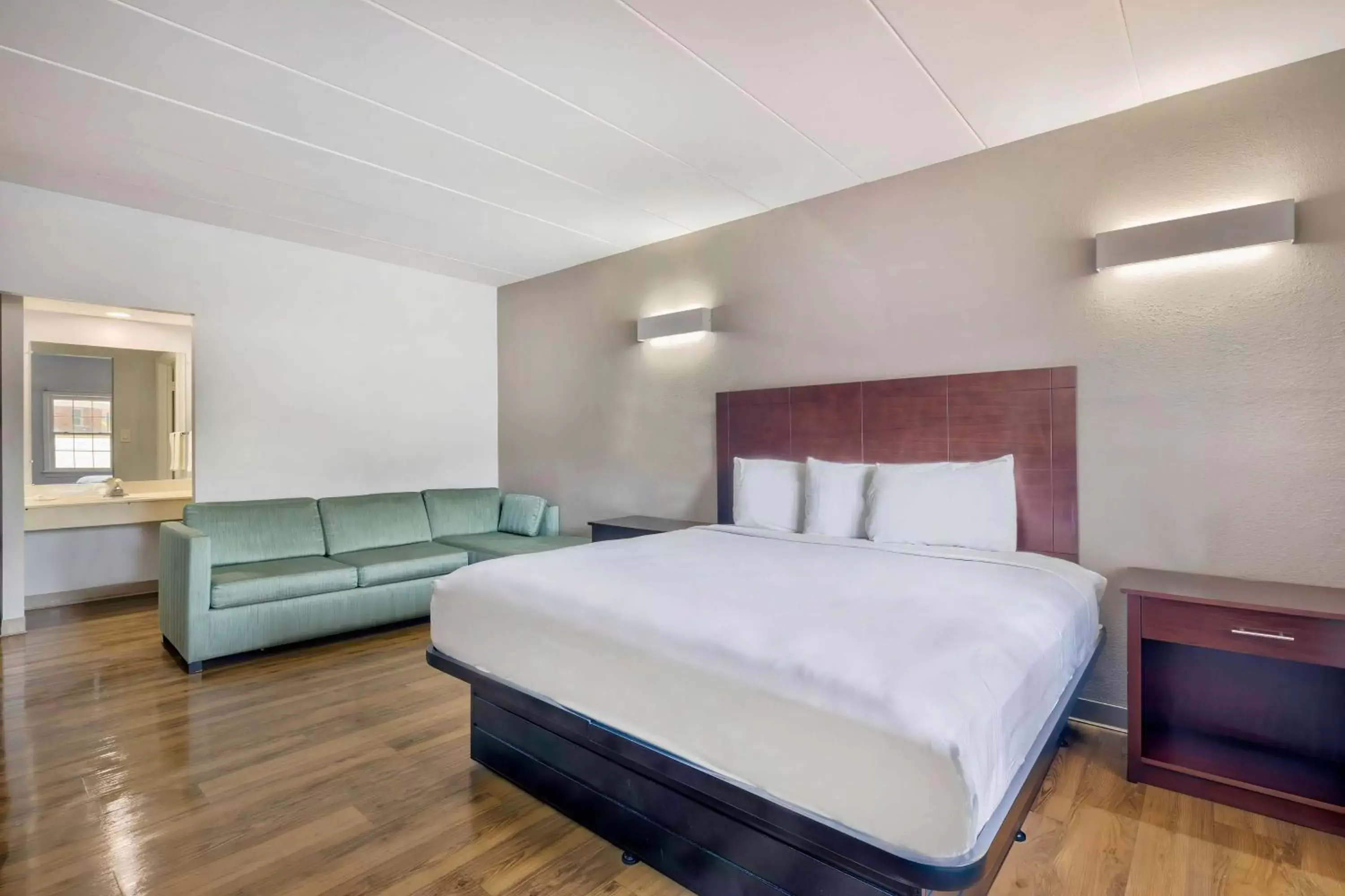 Bedroom, Bed in Motel 6-Falls Church, VA - Arlington Boulevard Bedroom, Bed in Motel 6-Falls Church, VA - Arlington Boulevard