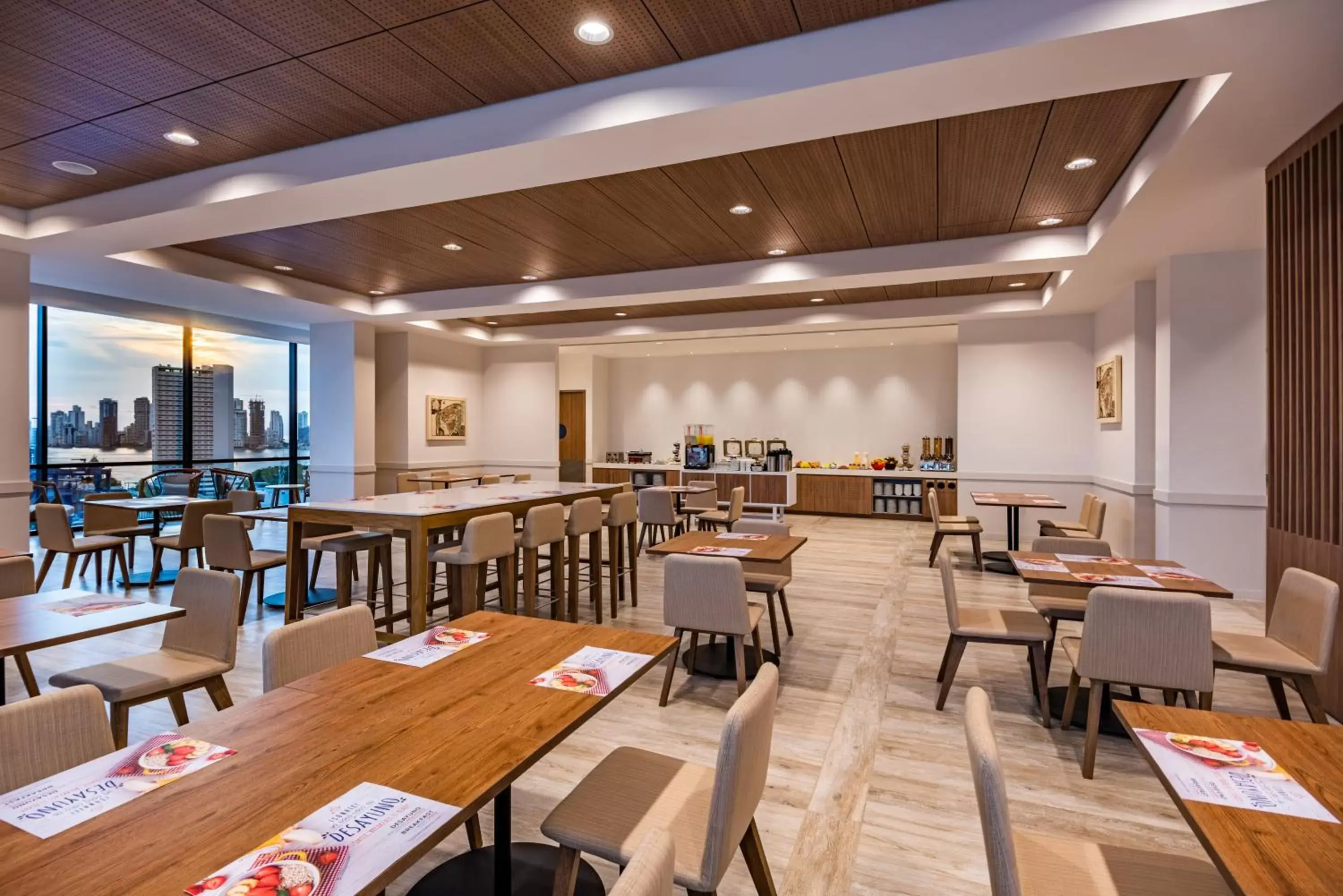 Restaurant/Places to Eat in Holiday Inn Express Cartagena Manga, an IHG Hotel