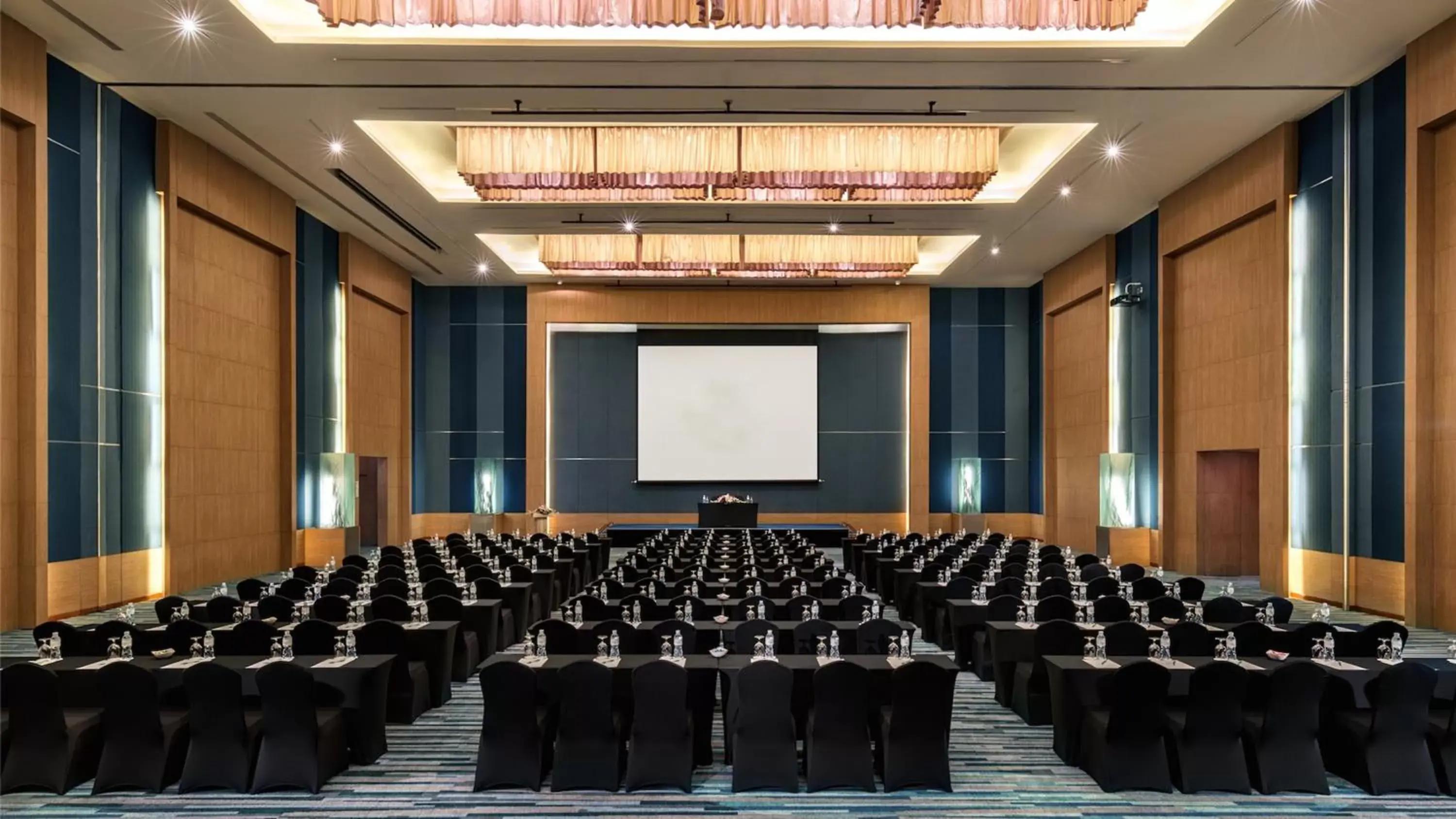 Meeting/conference room in Holiday Inn Pattaya, an IHG Hotel