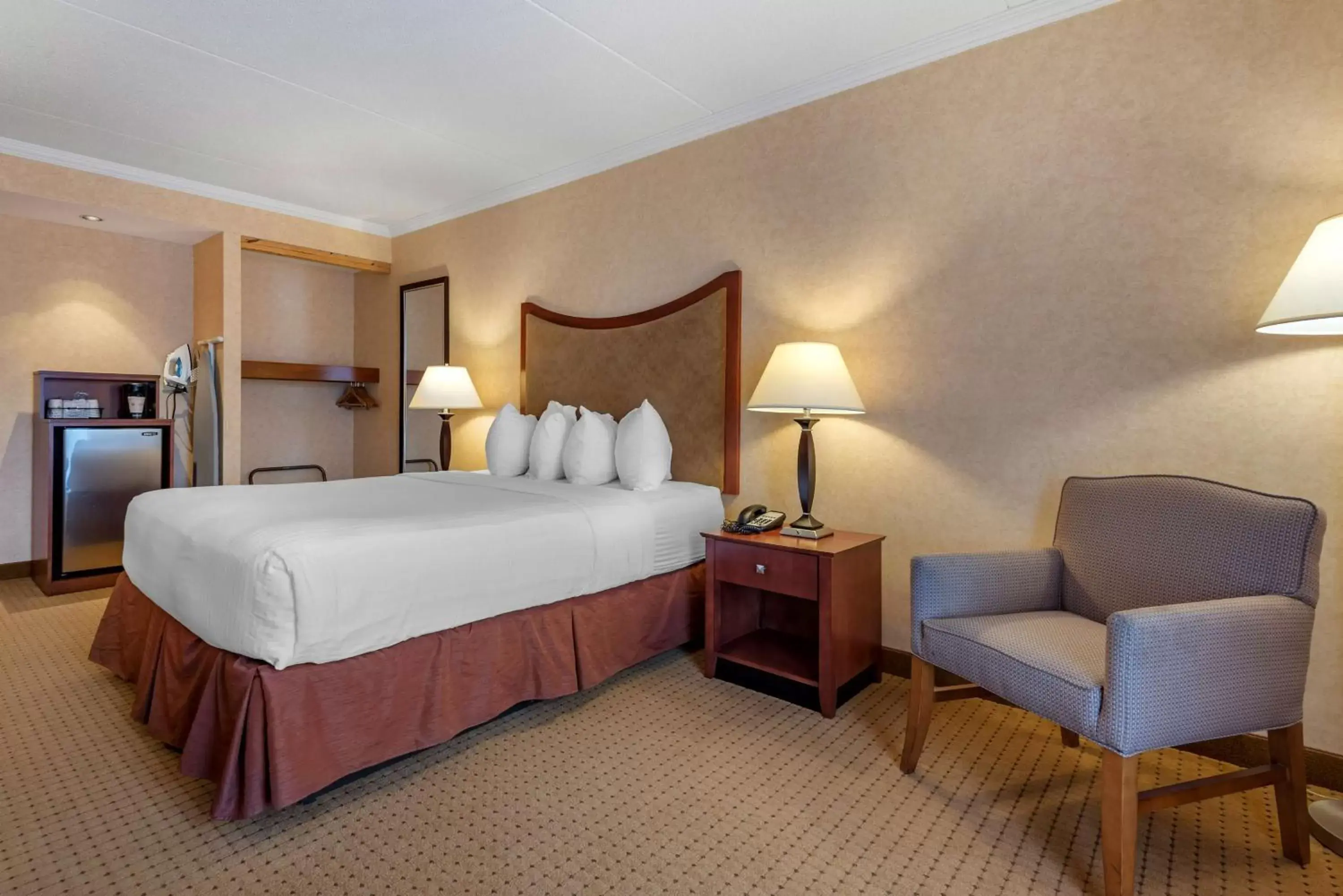 Bed in Best Western Plus Oswego Hotel and Conference Center