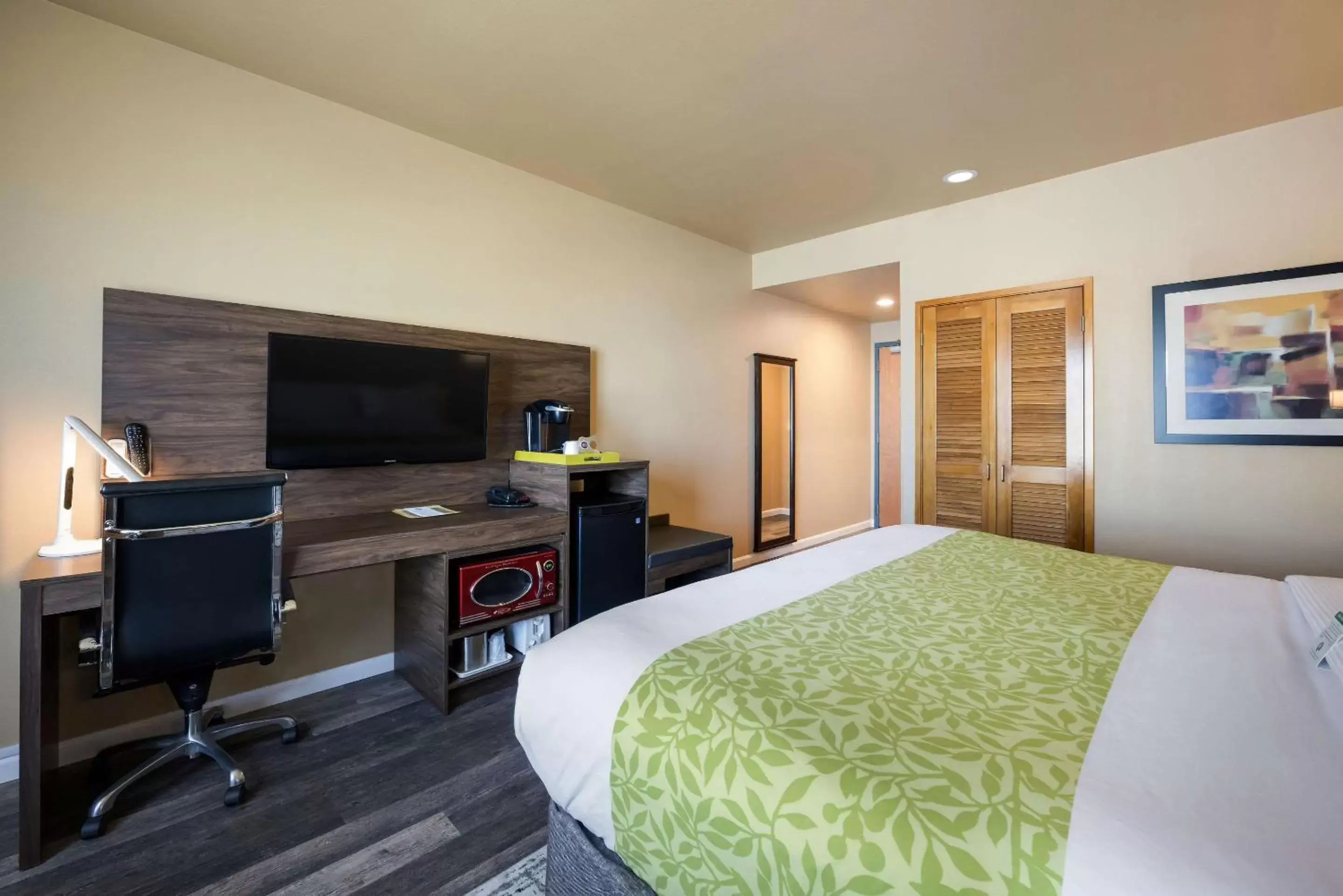 Bedroom, TV/Entertainment Center in Inn at Port Gardner-Everett Waterfront, Ascend Hotel Collection