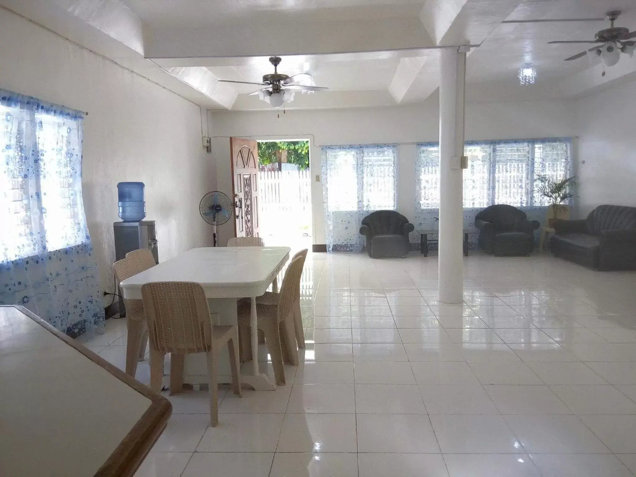 Communal lounge/ TV room in Luna Oslob Travellers Inn