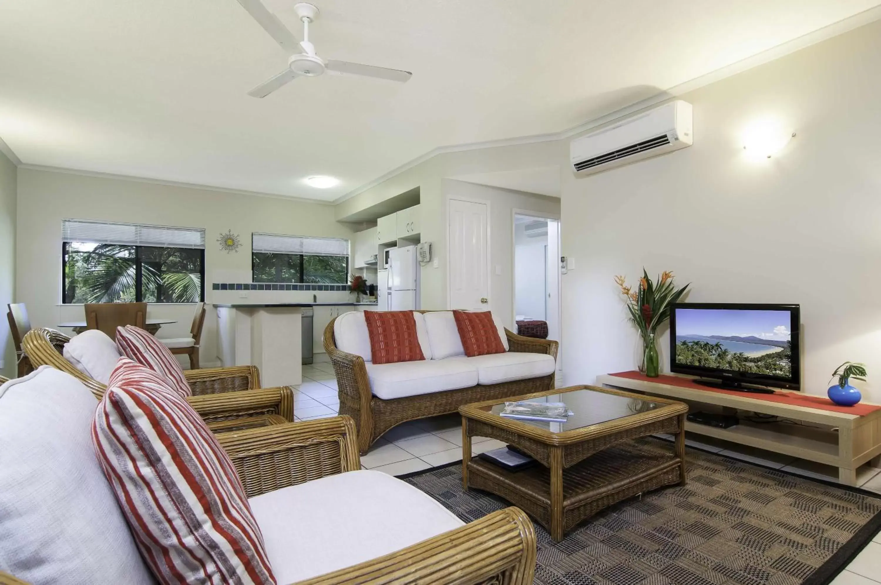 Living room, Lounge/Bar in Bay Villas Resort