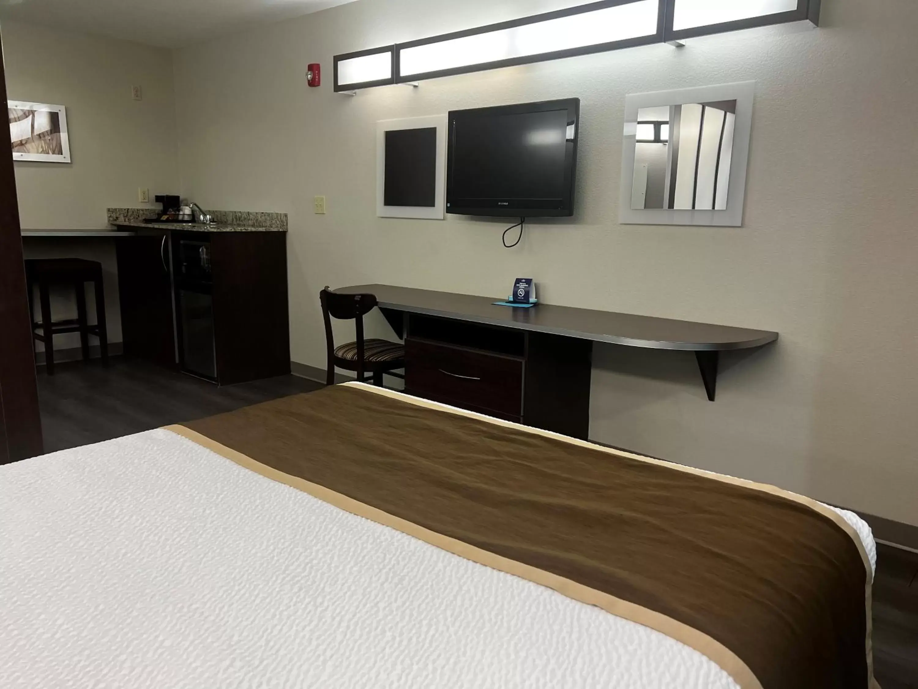 TV and multimedia, TV/Entertainment Center in Microtel Inn & Suites by Wyndham Pearl River/Slidell