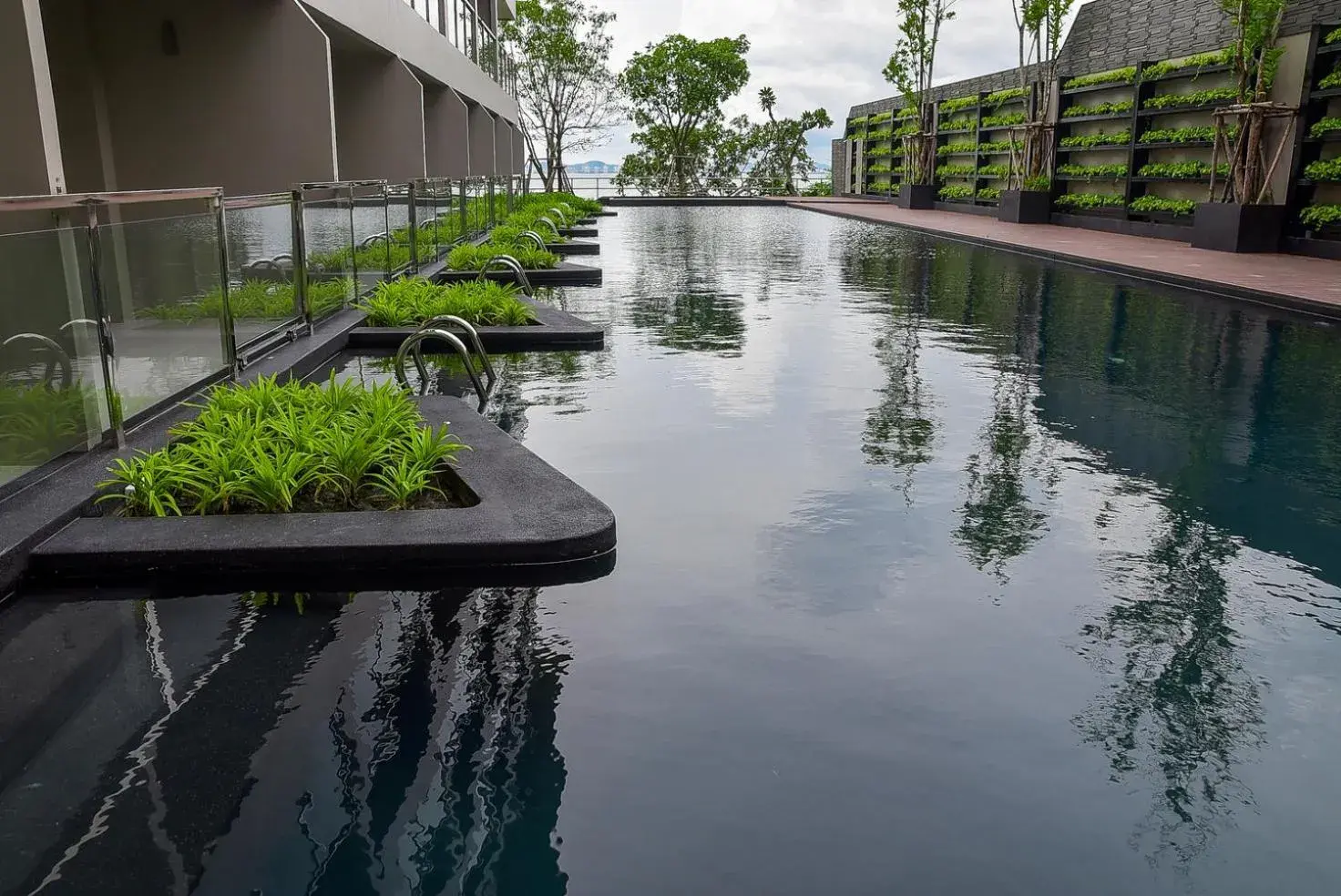 Swimming Pool in Golden Tulip Pattaya Beach Resort