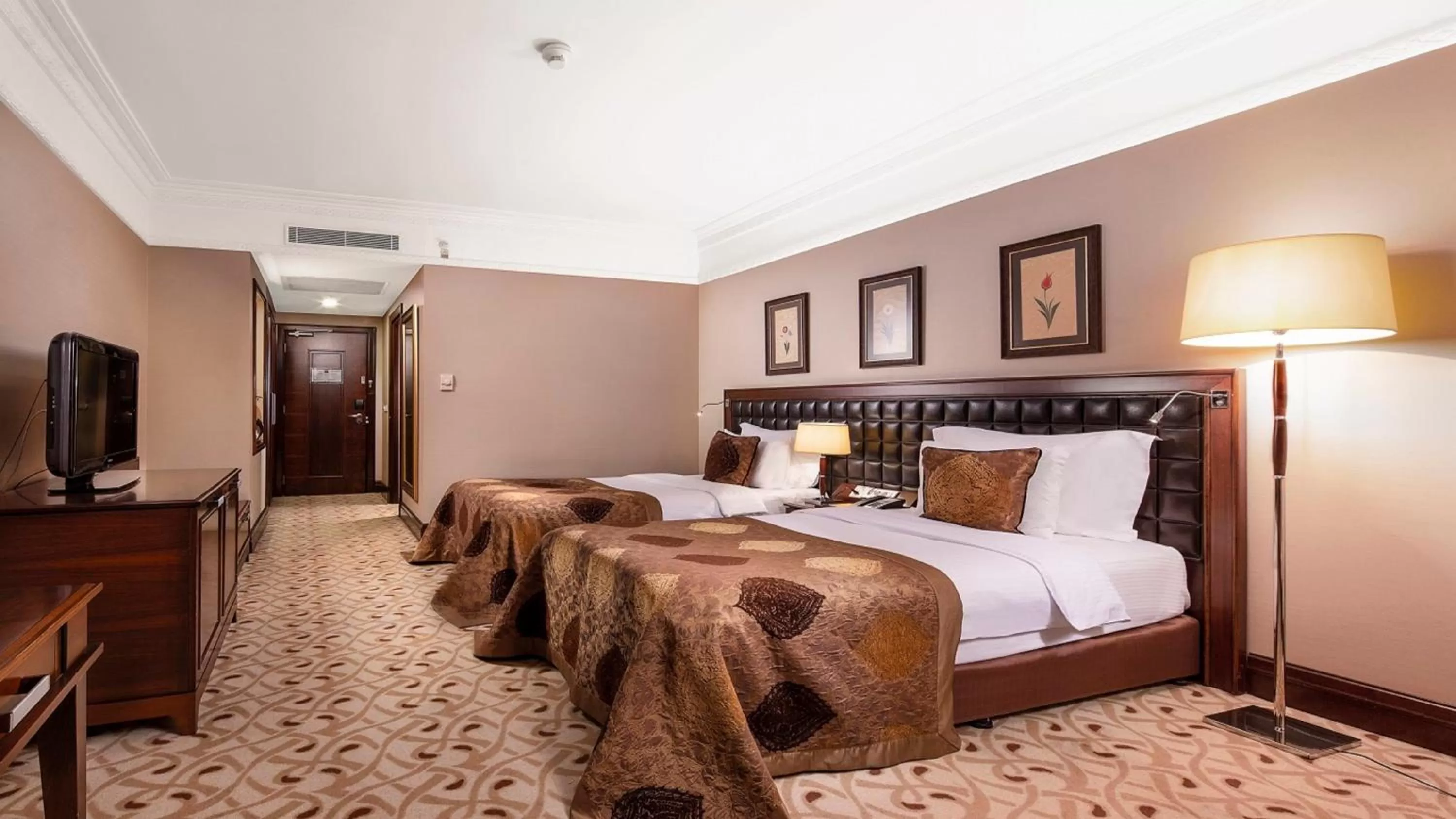 Photo of the whole room, Bed in Crowne Plaza Istanbul Asia by IHG