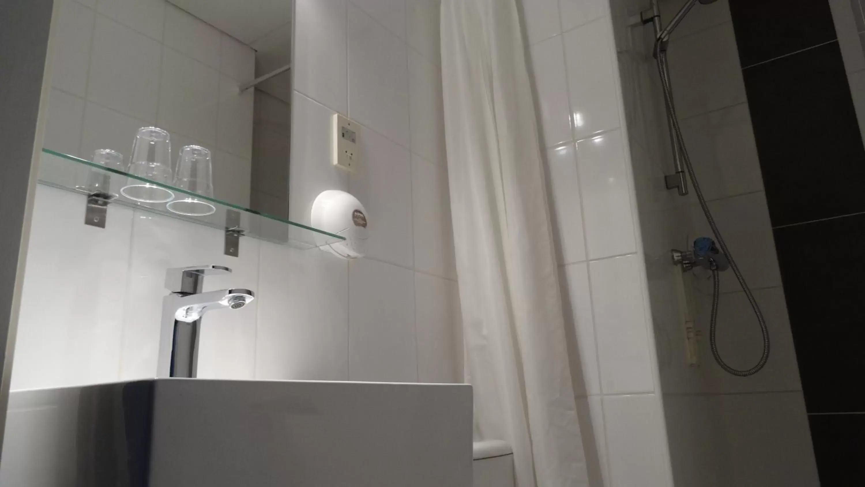 Shower, Bathroom in Hotel Café Restaurant De Posthoorn