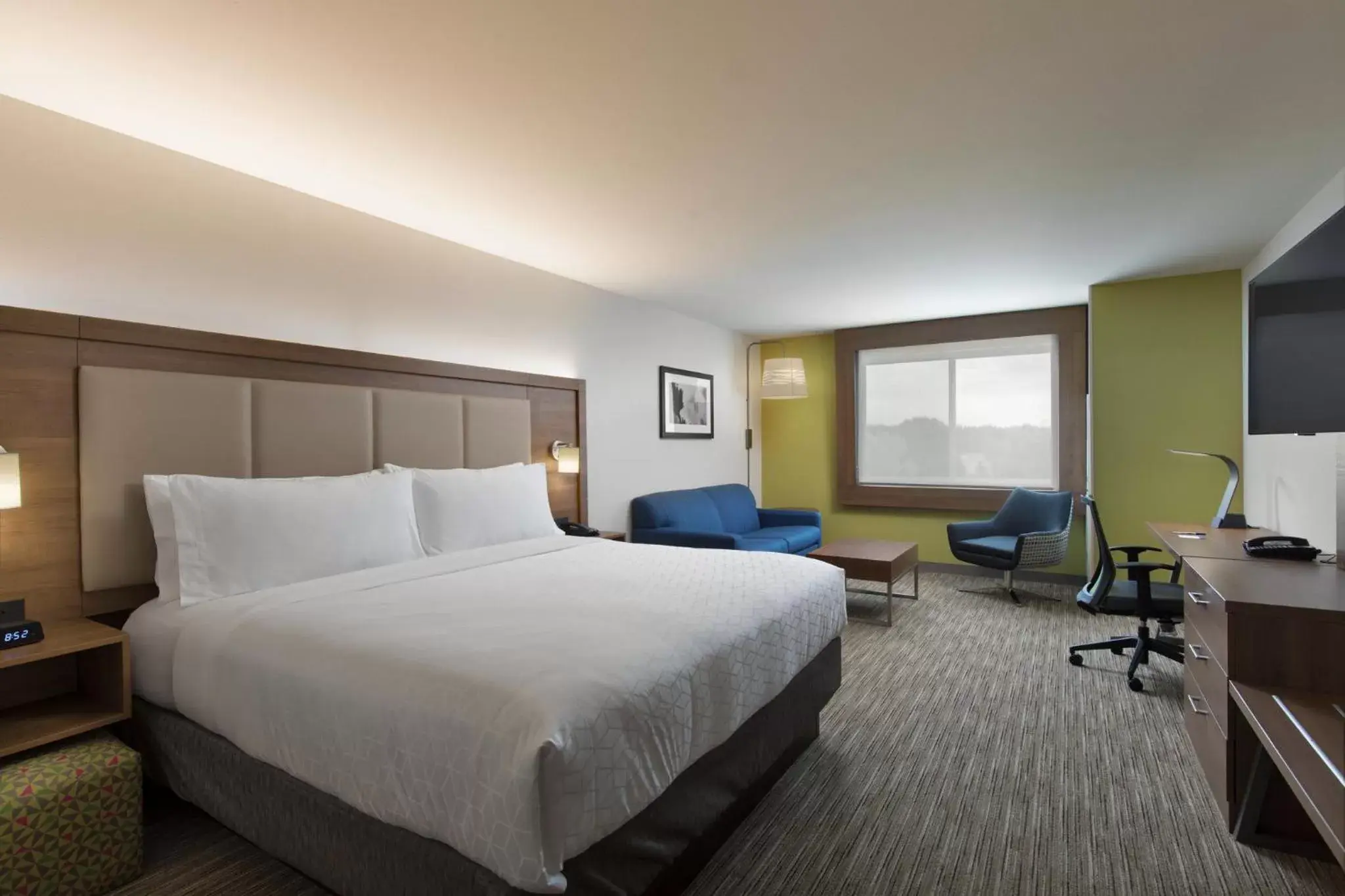 Bedroom in Holiday Inn Express & Suites - Portland Airport - Cascade Stn, an IHG Hotel