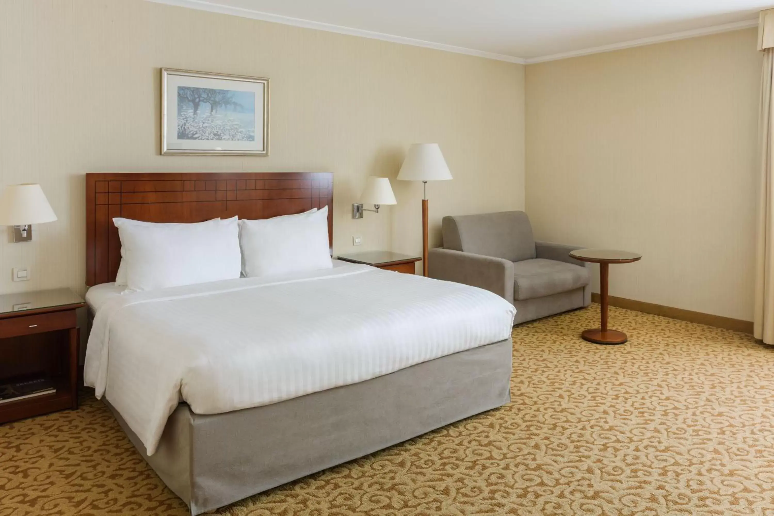 Bedroom, Bed in Paris Marriott Charles de Gaulle Airport Hotel
