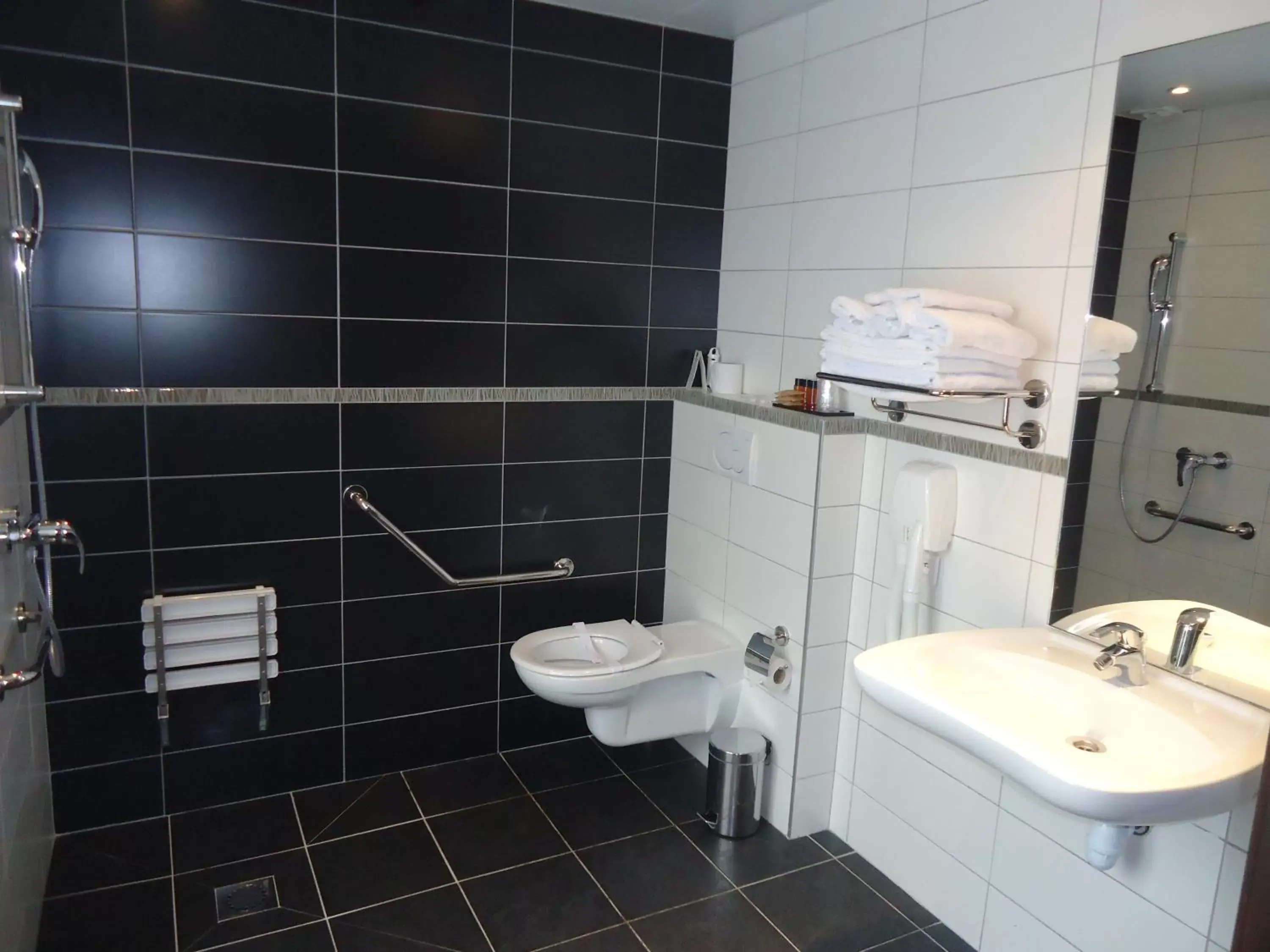 Toilet, Bathroom in Source Hôtel