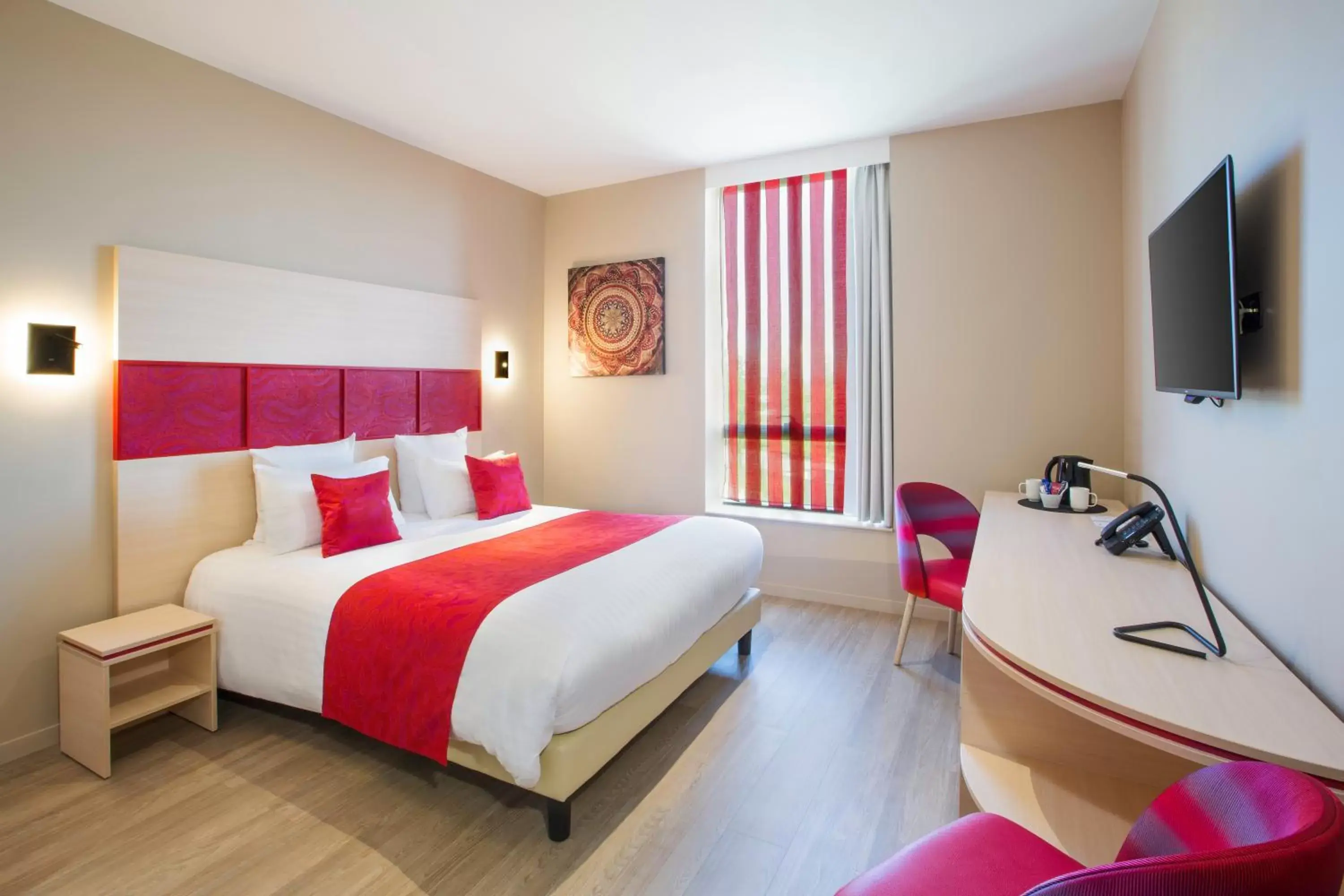 Photo of the whole room, Bed in Best Western Plus Hôtel Escapade Senlis