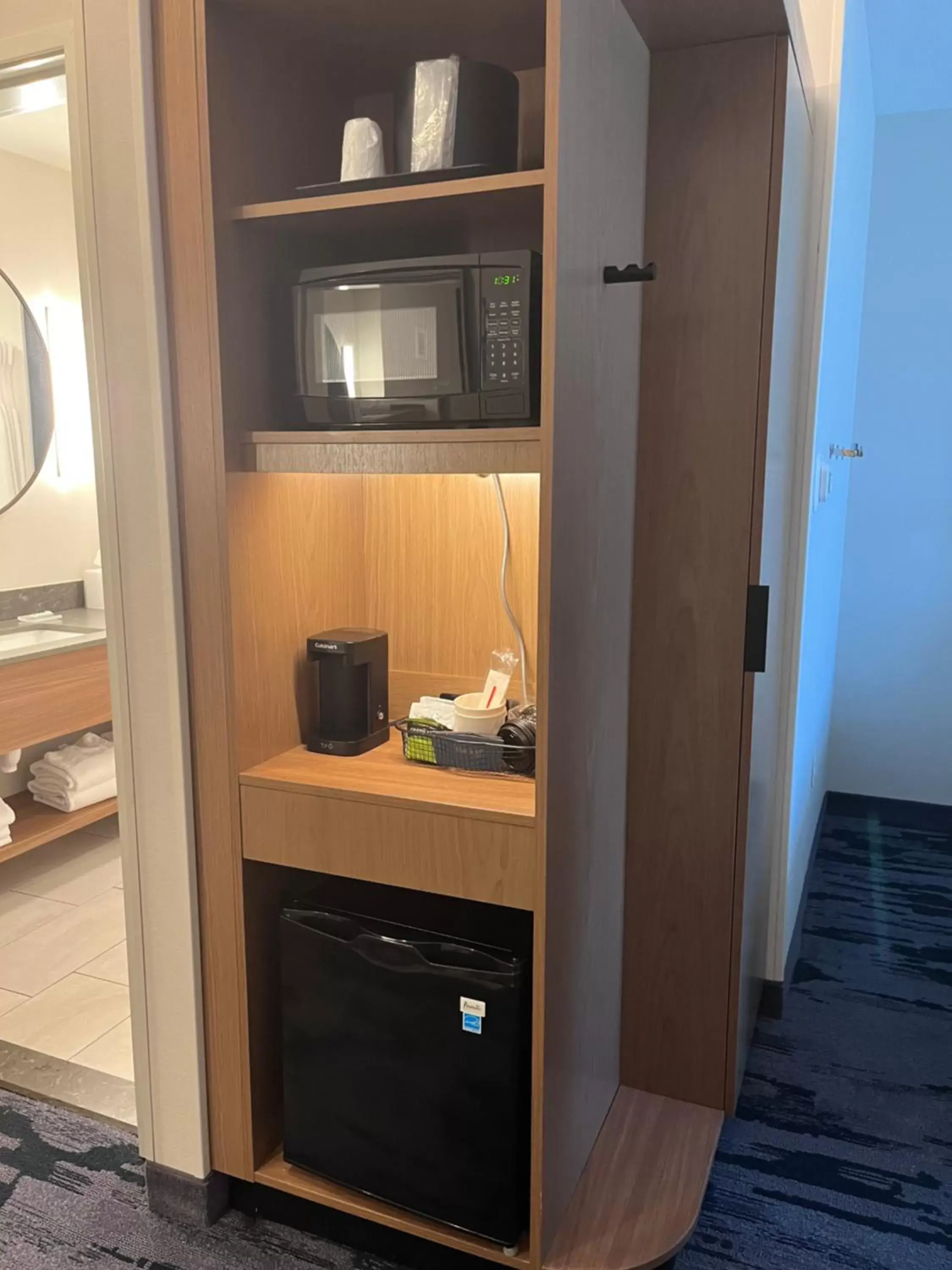 Kitchen or kitchenette, TV/Entertainment Center in Fairfield Inn & Suites by Marriott Oskaloosa