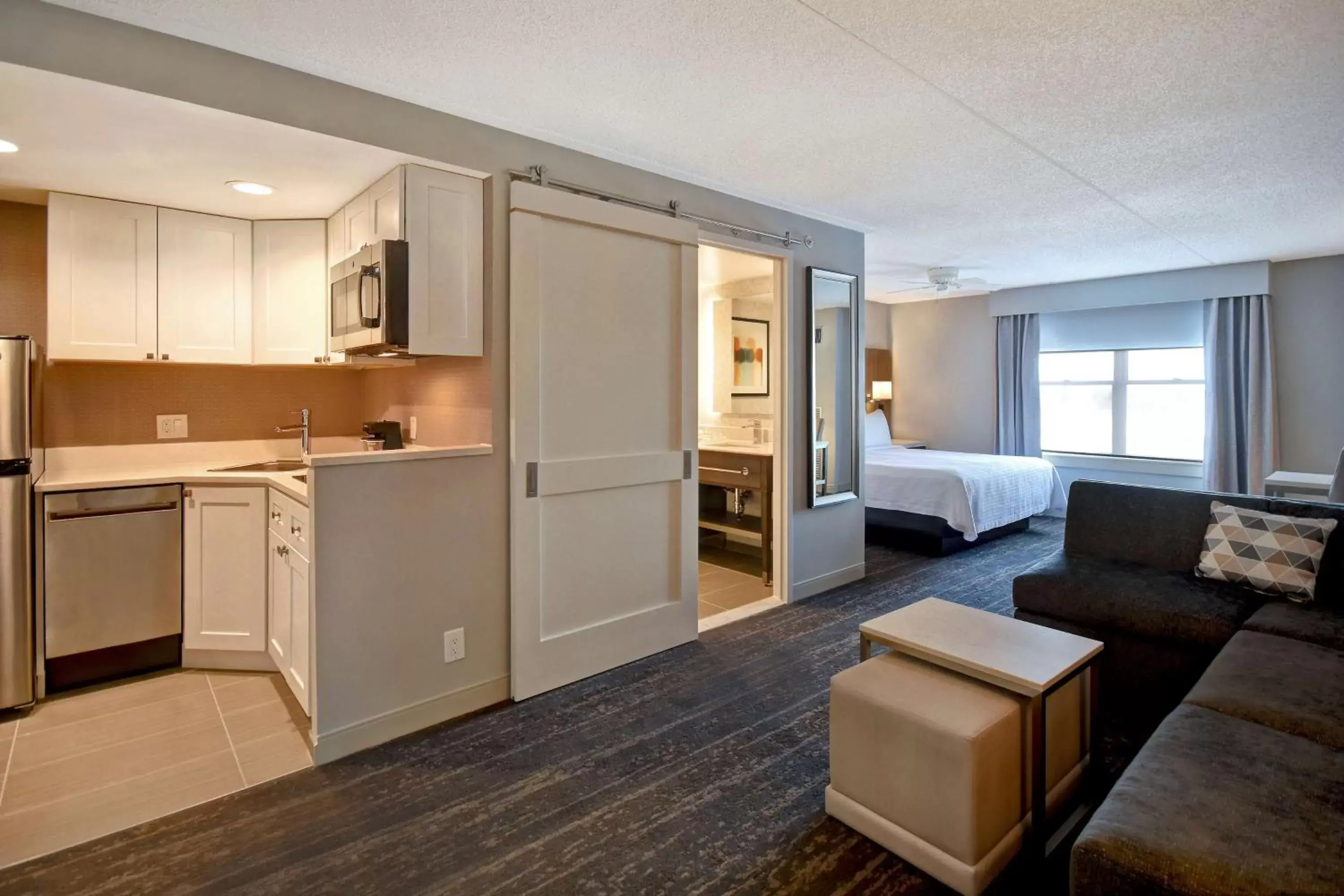 Living room, Kitchen/Kitchenette in Homewood Suites by Hilton Philadelphia-City Avenue