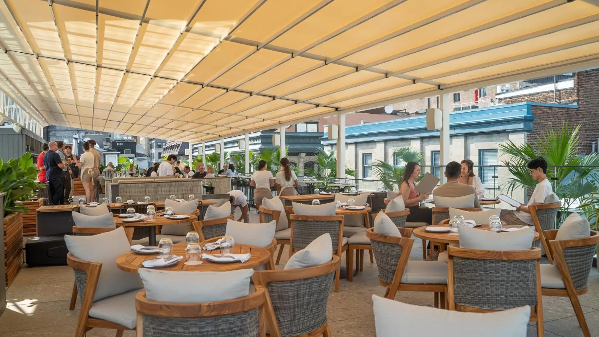 Restaurant/places to eat in Hotel Nelligan