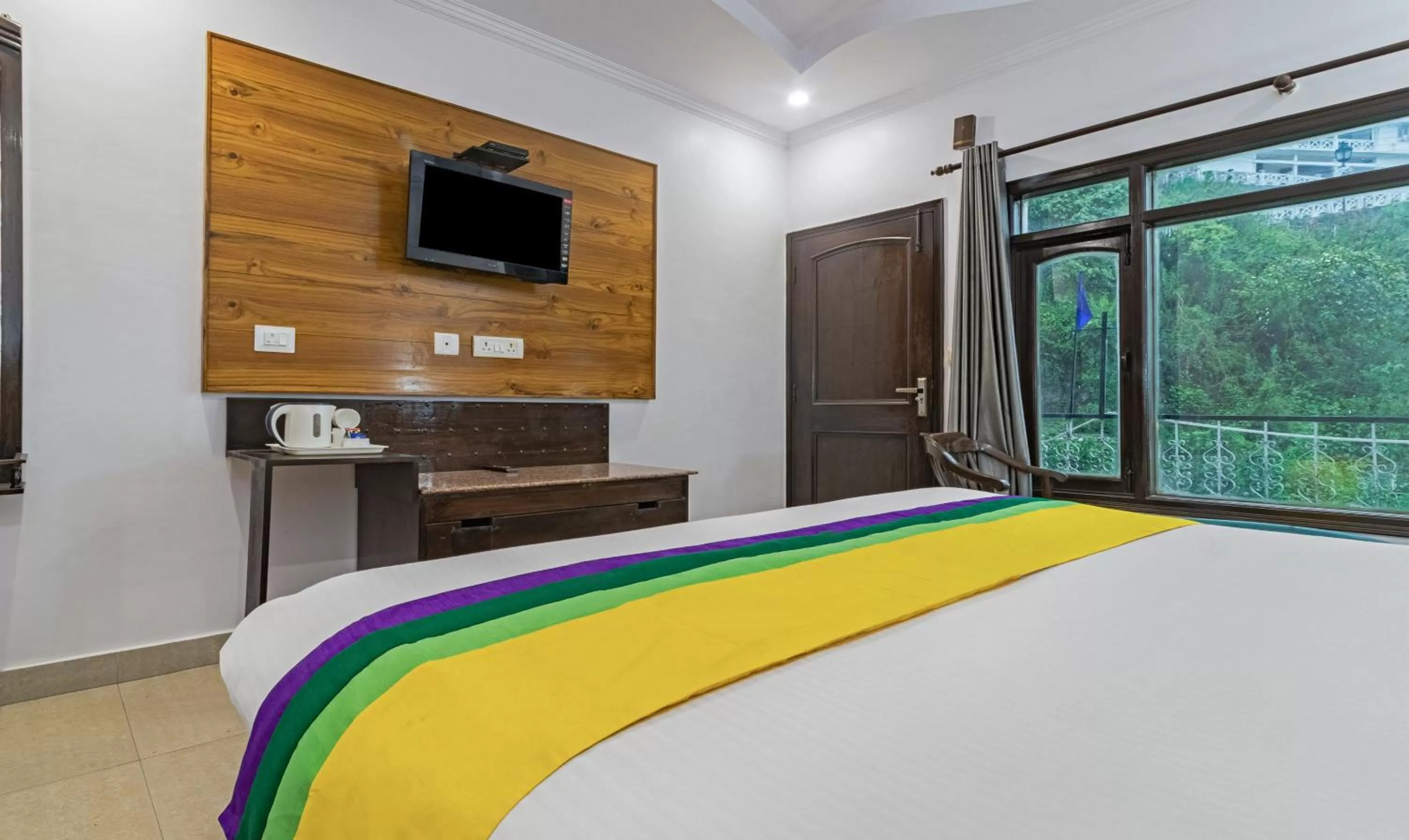 TV and multimedia, Bed in Itsy Hotels Peak View, 300 Mts From Mall Road