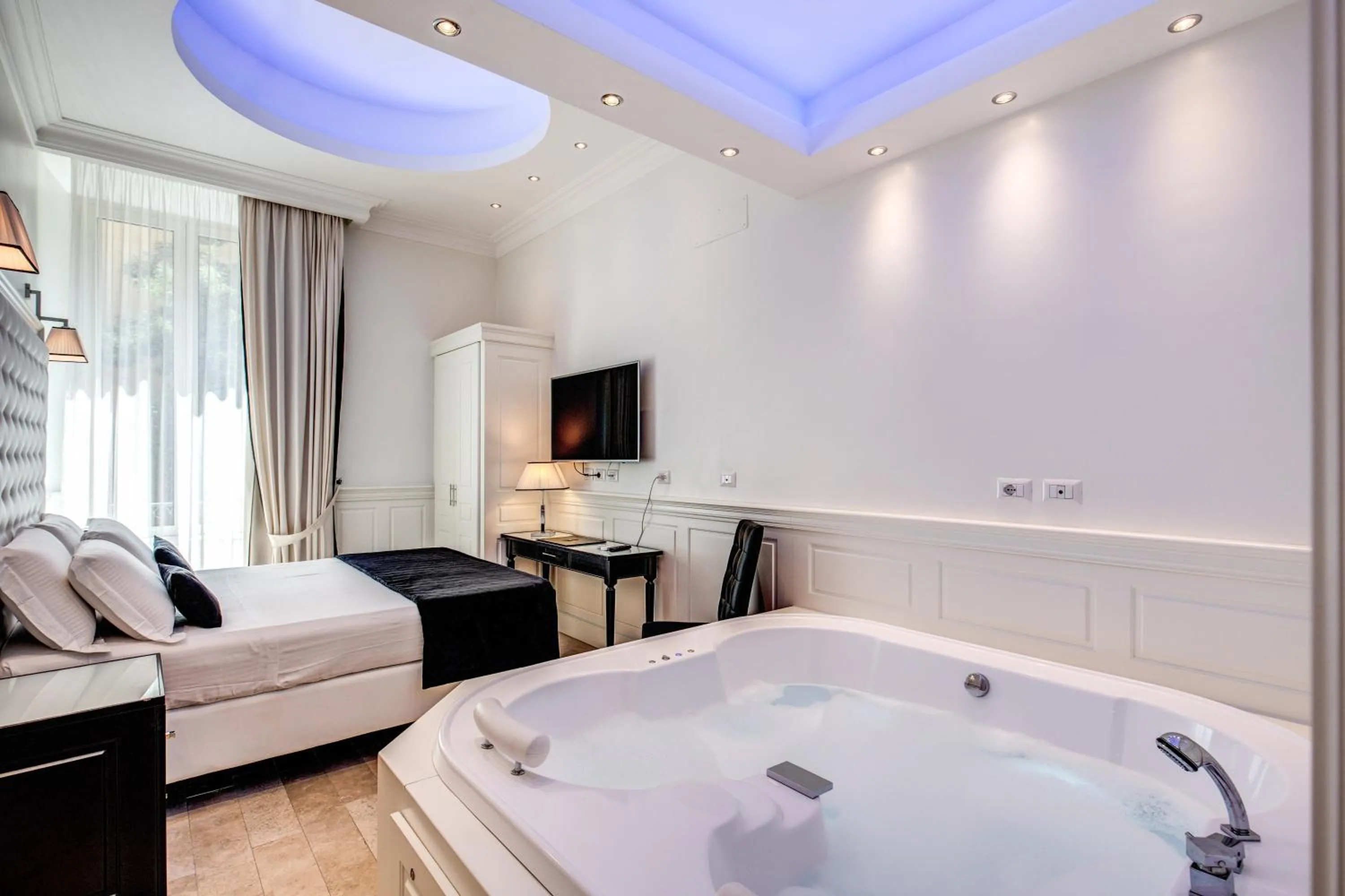 Hot Tub, Bed in Hotel dei Quiriti Suite