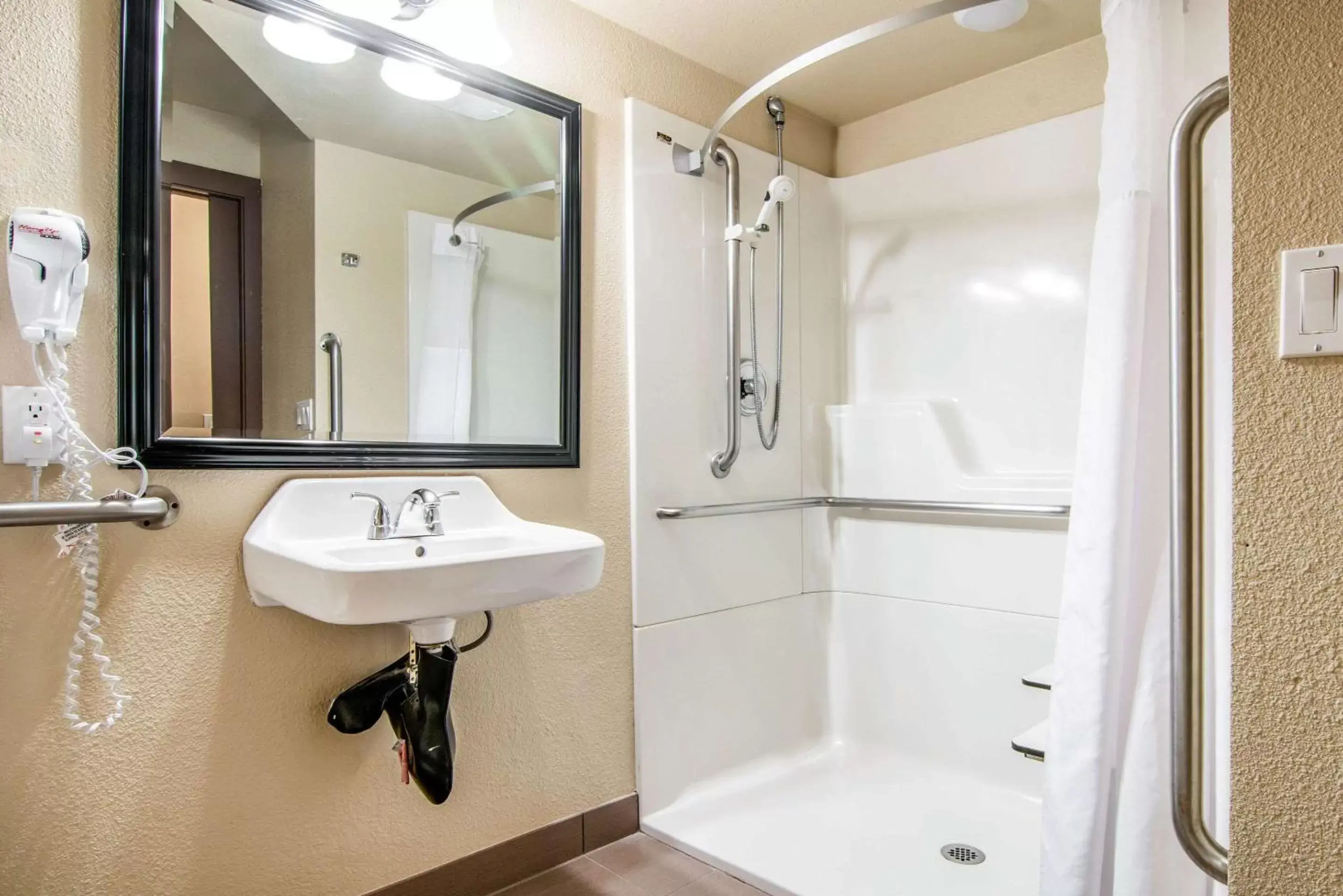 Photo of the whole room, Bathroom in Comfort Inn & Suites Vancouver Downtown City Center