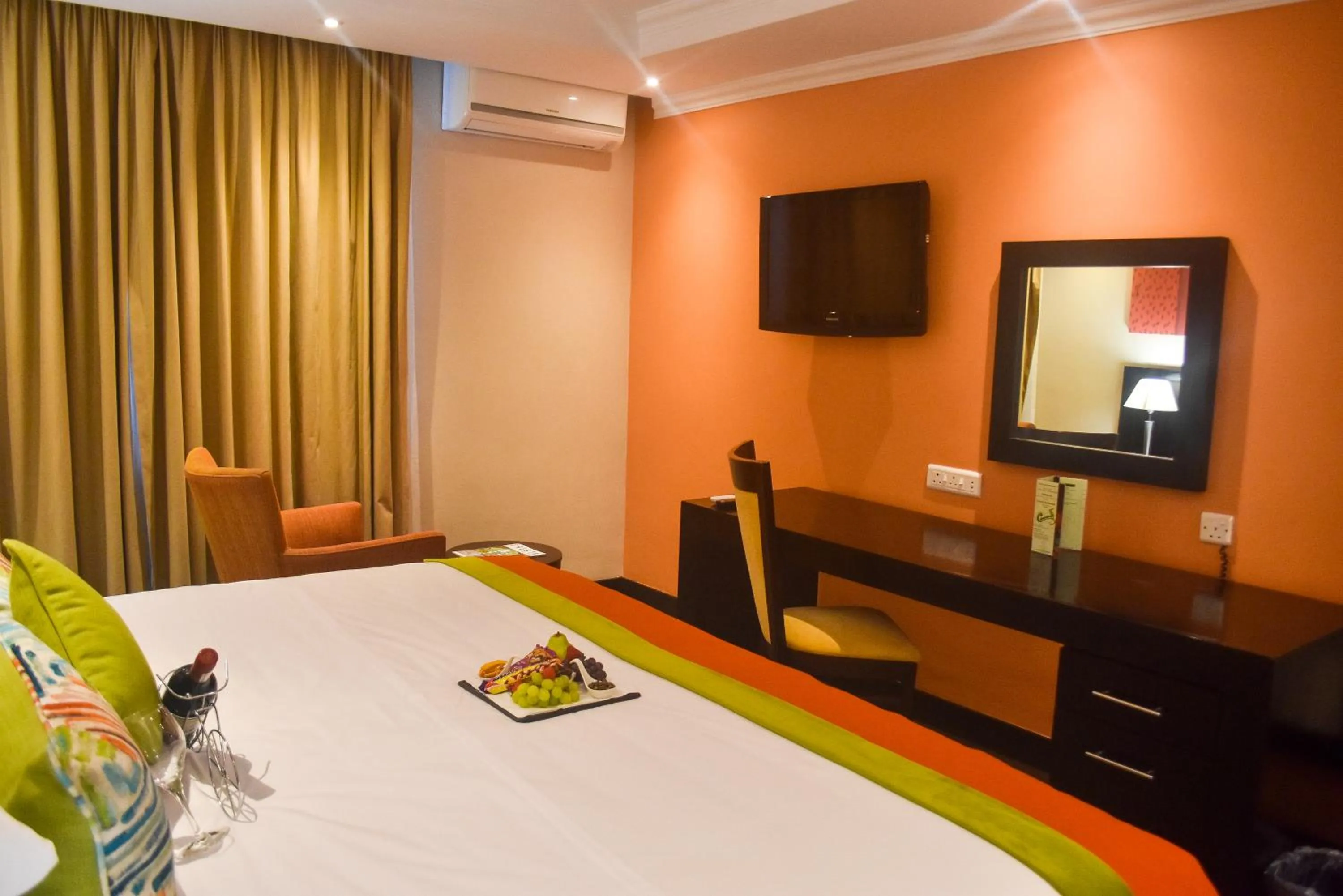 Bedroom, Bed in Cresta Lodge Gaborone