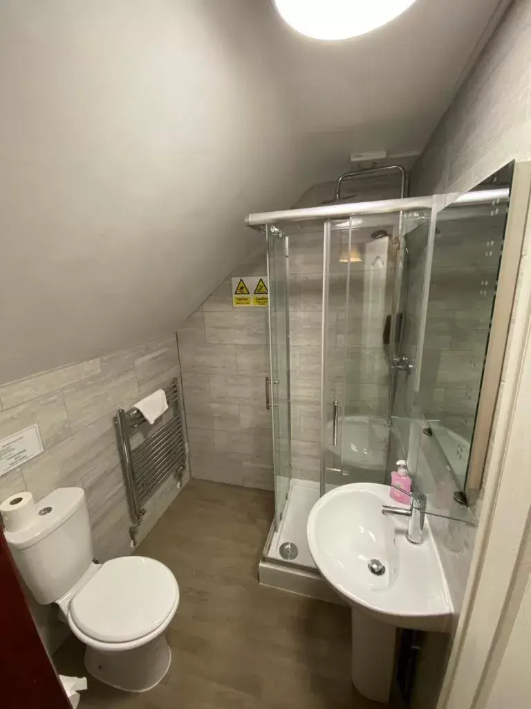 Bathroom in Little Foxes Hotel & Gatwick Airport Parking