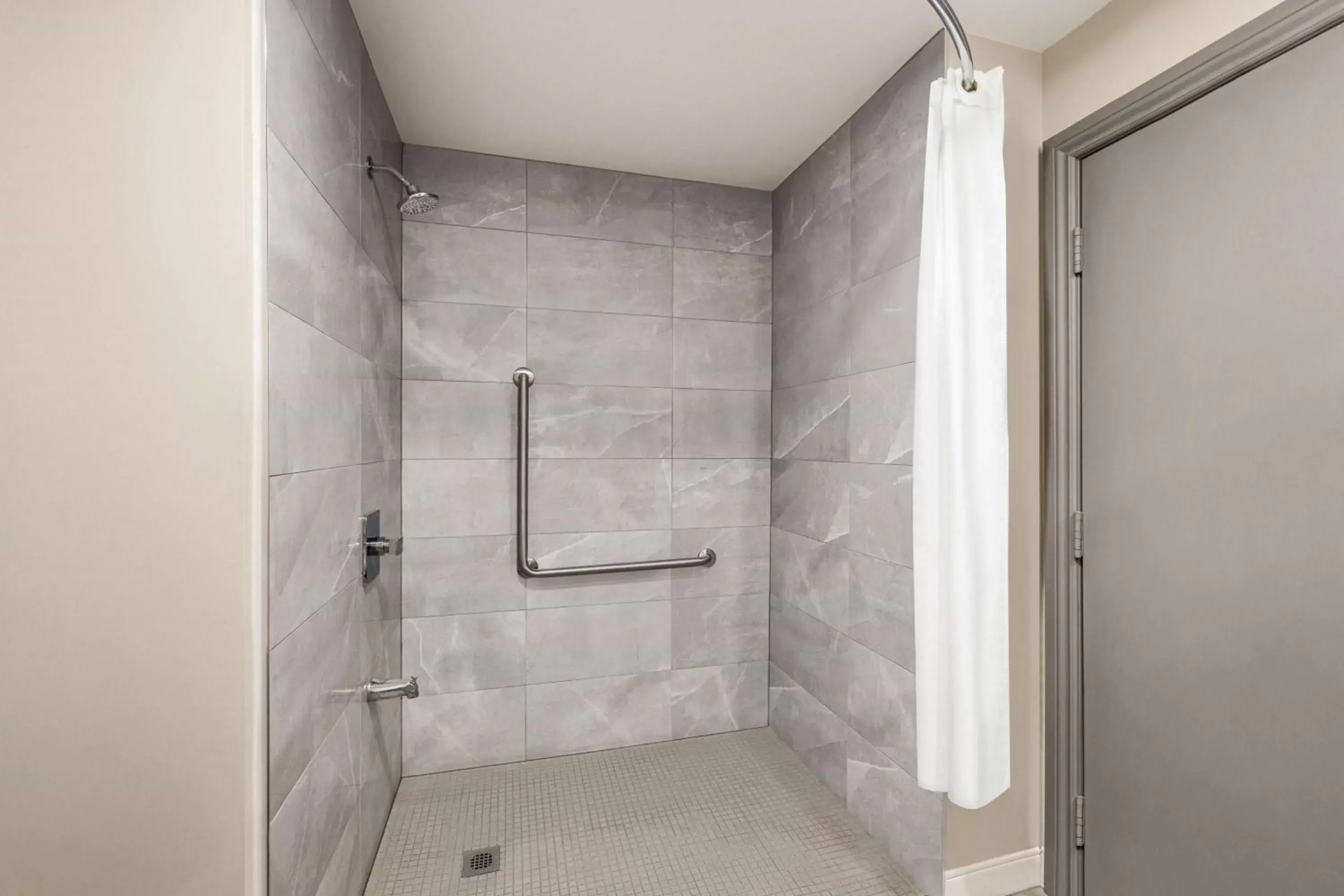 Shower, Bathroom in Super 8 by Wyndham Sarnia ON