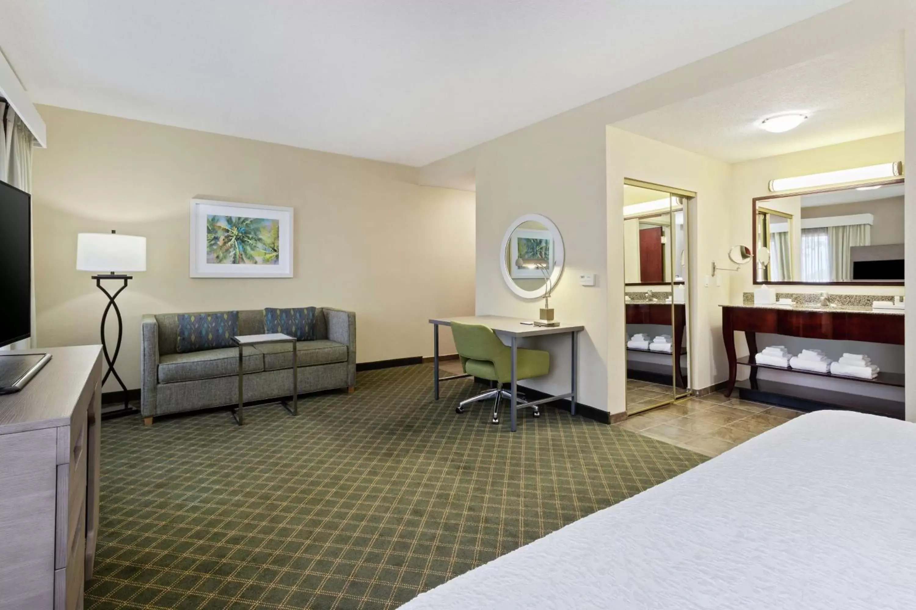 Bedroom, Seating Area in Hampton Inn West Palm Beach-Lake Worth-Turnpike