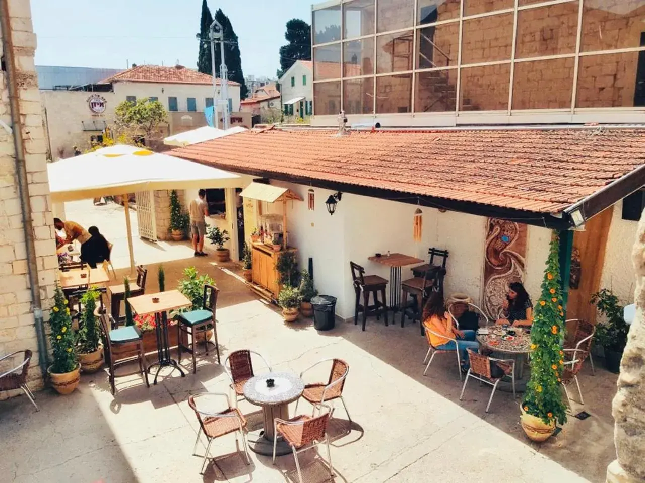 Patio, Restaurant/Places to Eat in Al Yakhour Hostel