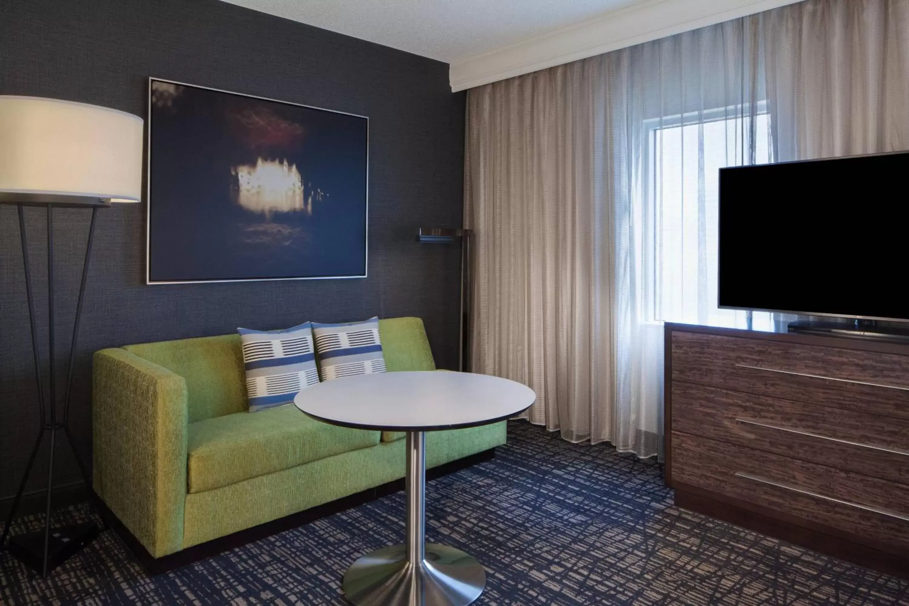 Living room, TV/Entertainment Center in Dallas Marriott Suites Medical/Market Center