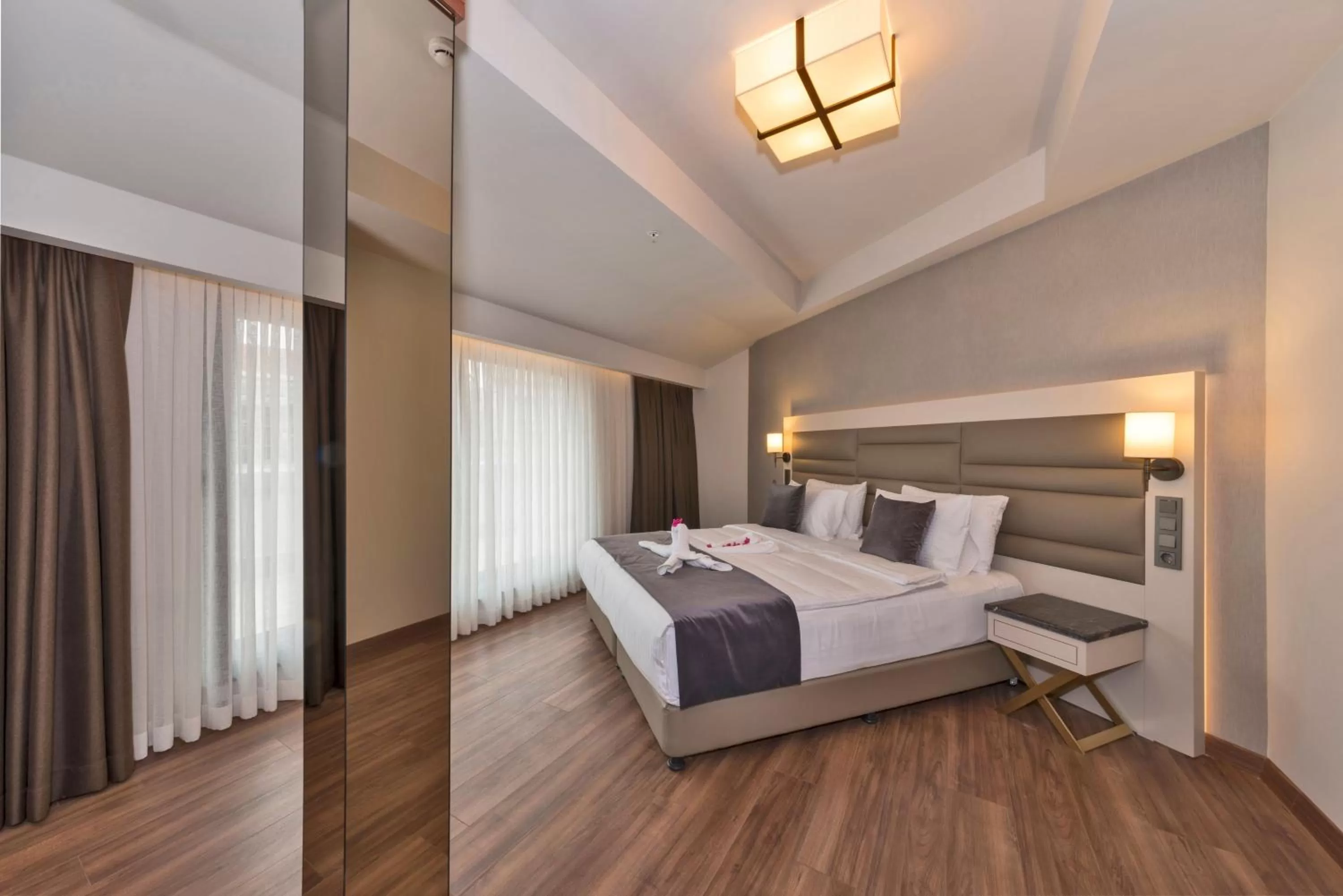 Bedroom, Bed in Golden Royal Hotel