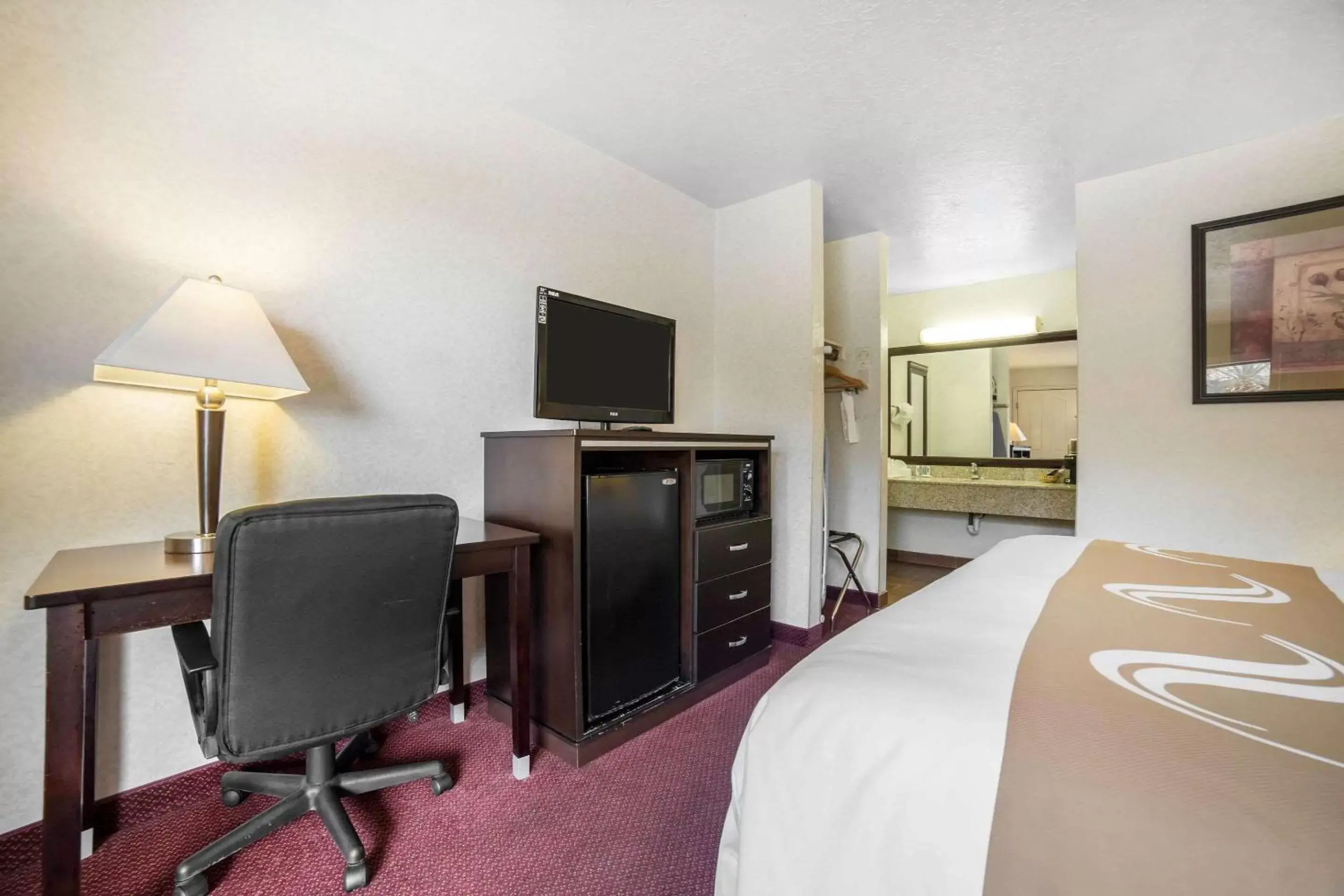 Photo of the whole room, TV/Entertainment Center in Quality Inn Saint George South Bluff