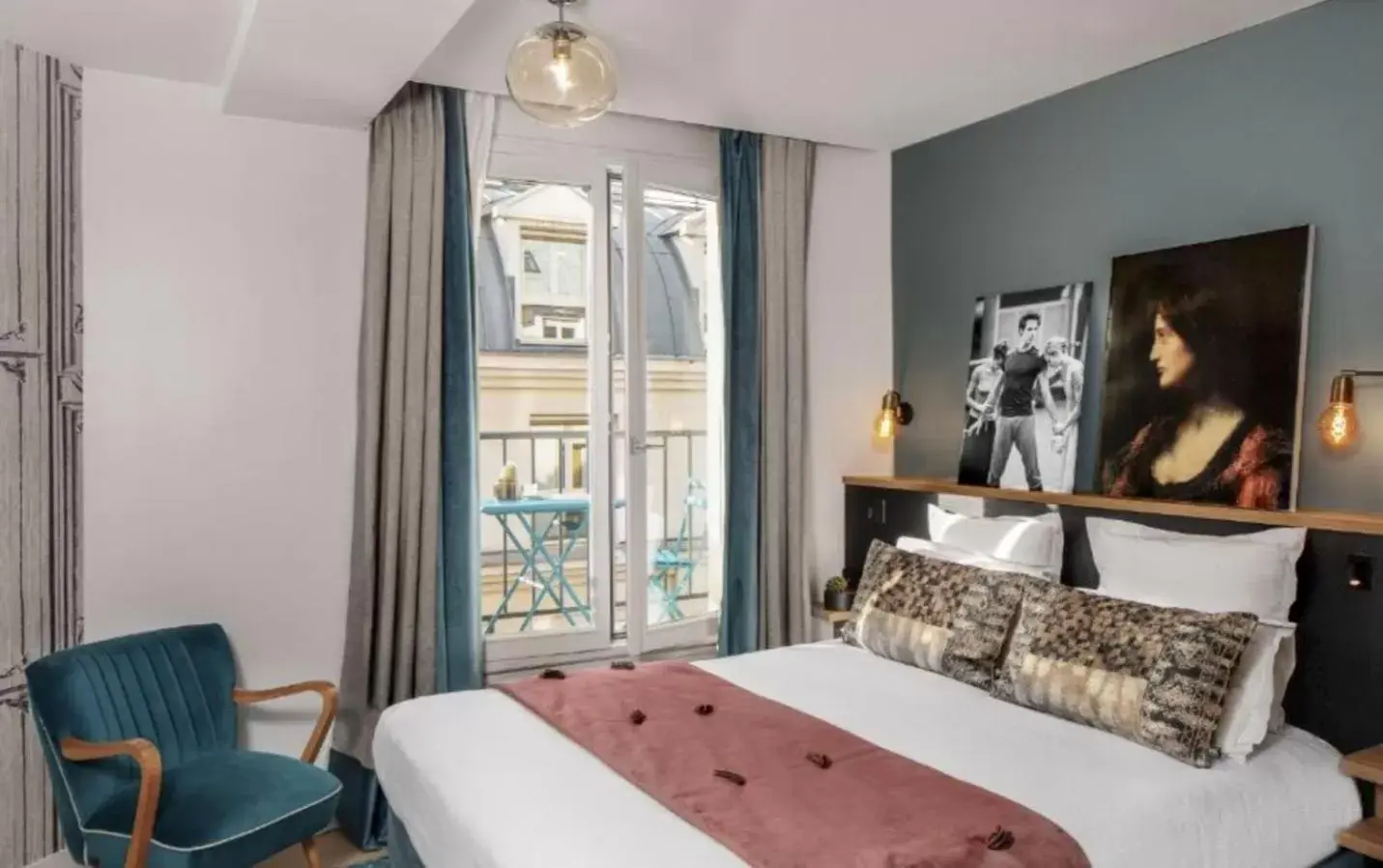 Bed in Lyric Hotel Paris Opera