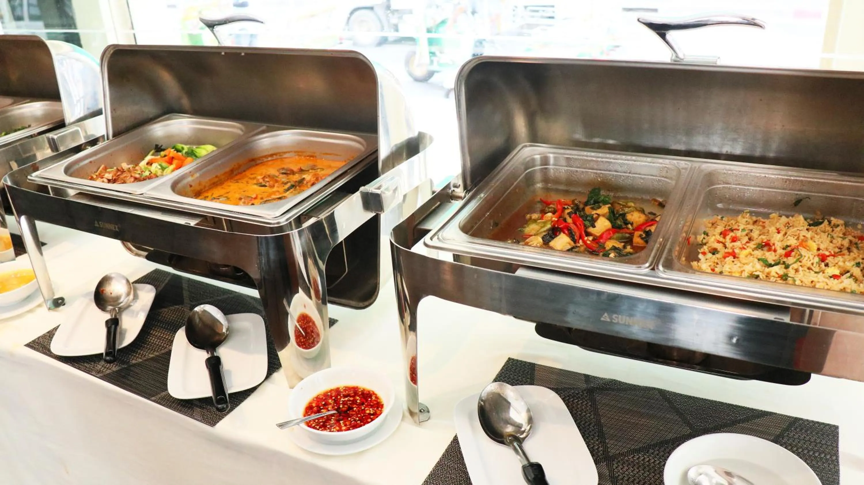 Restaurant/places to eat in Admiral Suites Bangkok