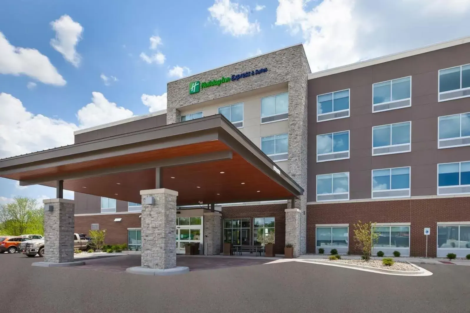 Facade/Entrance in Holiday Inn Express & Suites - Grand Rapids Airport - South, an IHG Hotel