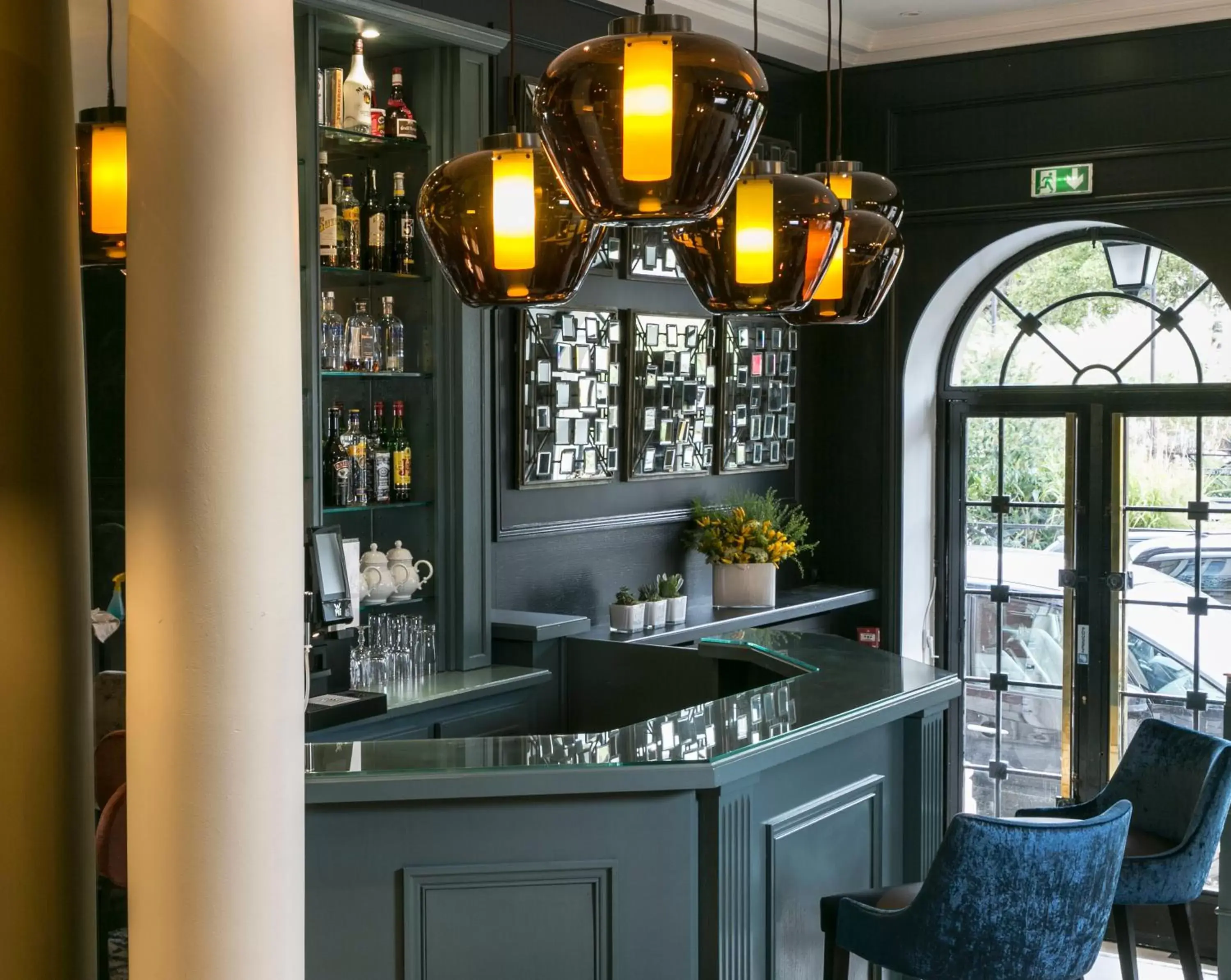Lounge or bar, Kitchen/Kitchenette in Hotel de Neuville Arc de Triomphe