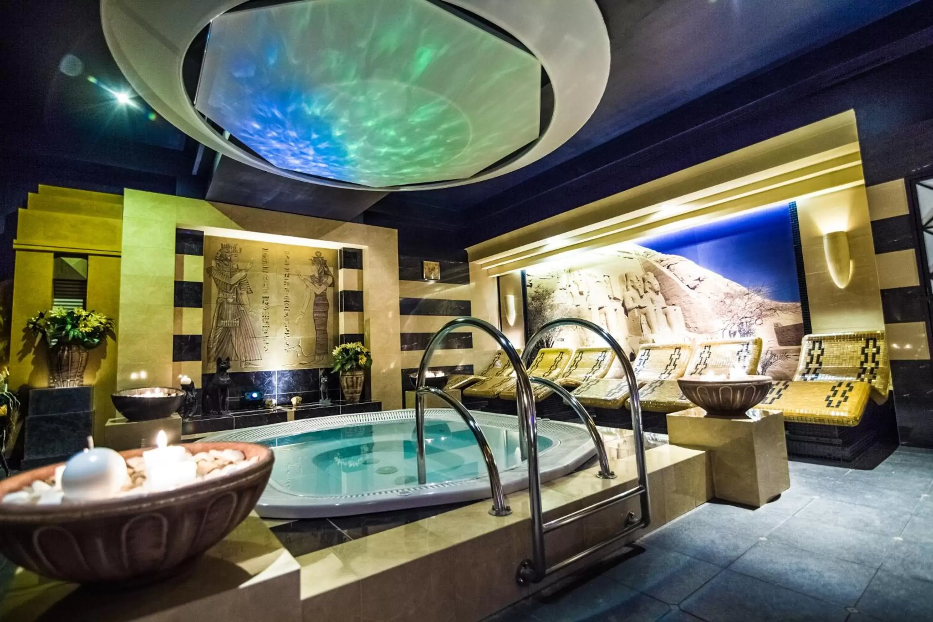 Hot Tub, Swimming Pool in Hotel Falko