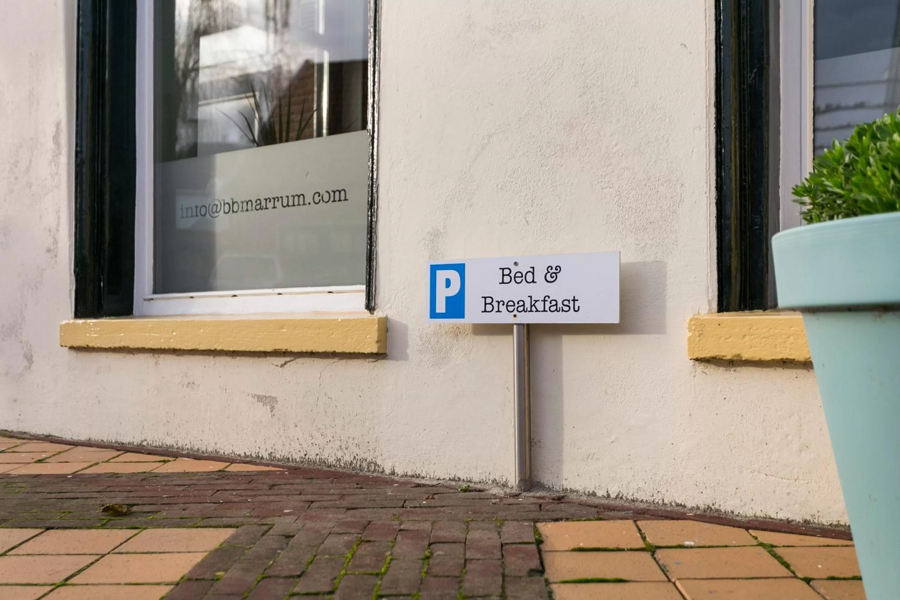 Facade/entrance in B & B Marrum Hotel Marrum