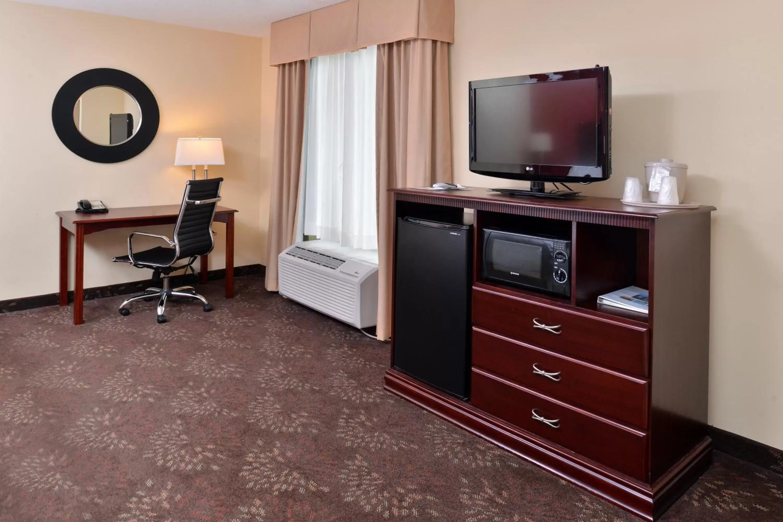 Photo of the whole room, TV/Entertainment Center in Holiday Inn Express White House, an IHG Hotel