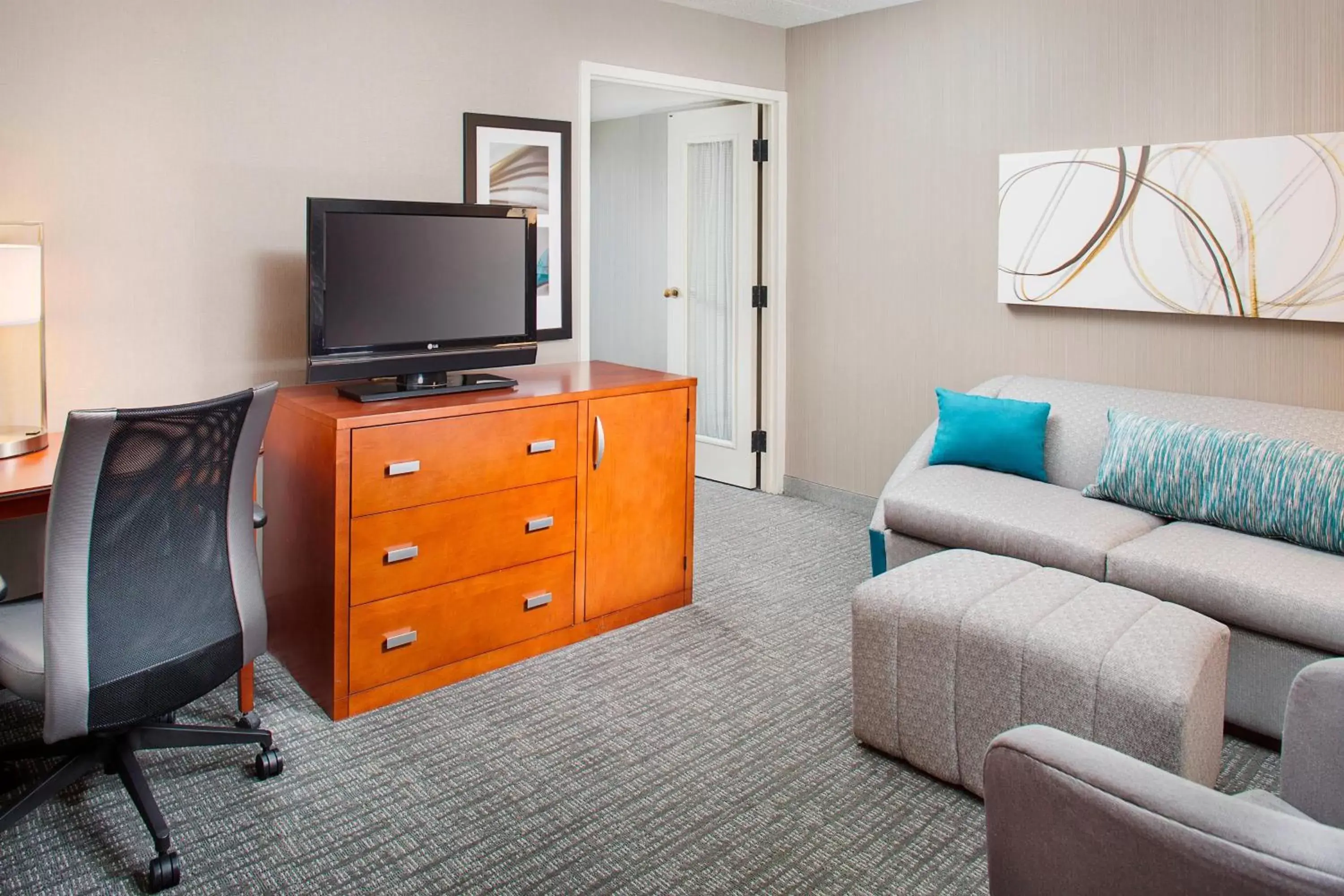 Living room, TV/Entertainment Center in Courtyard by Marriott Ann Arbor