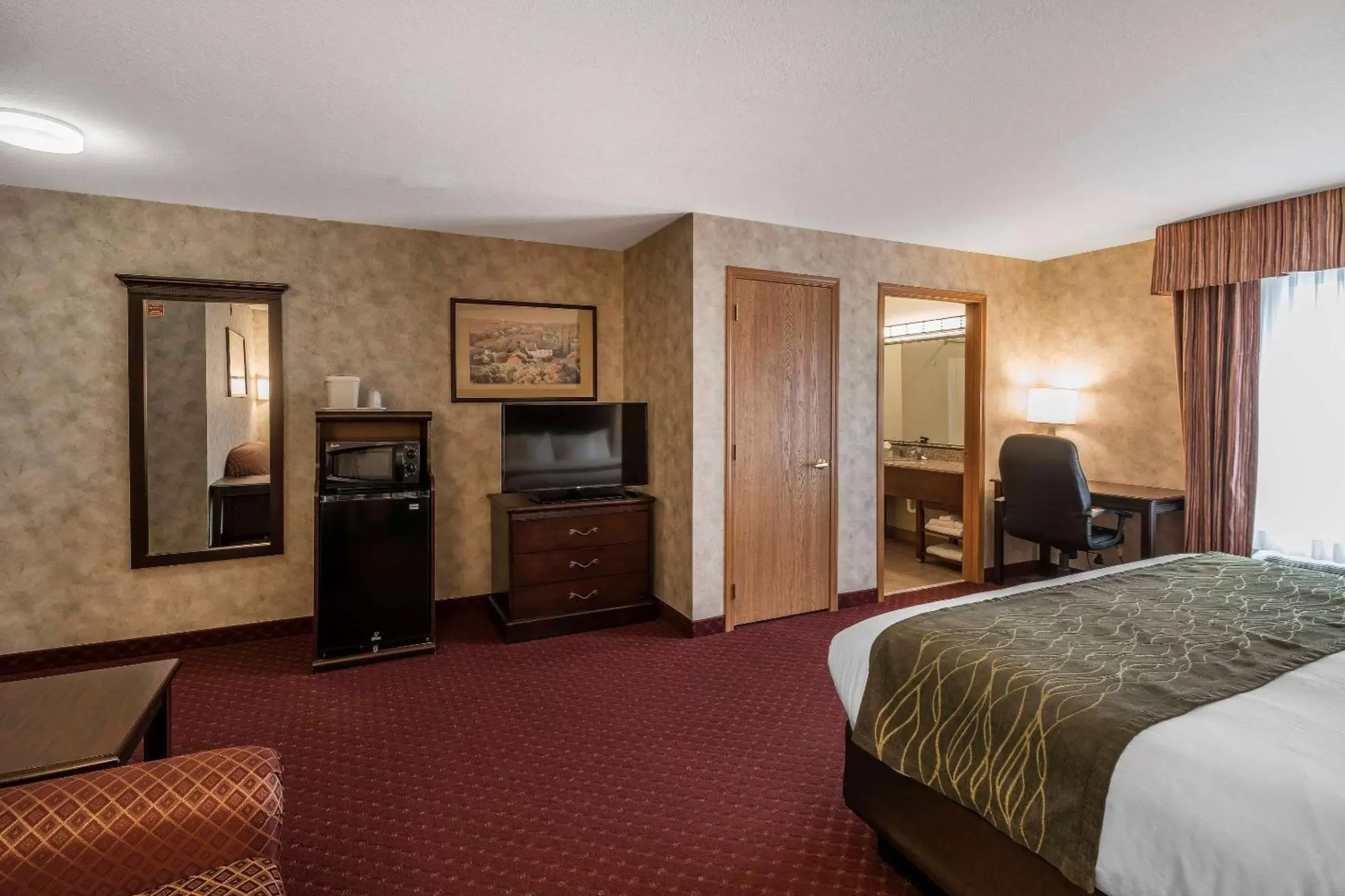 Photo of the whole room, TV/Entertainment Center in Comfort Inn & Suites Walla Walla