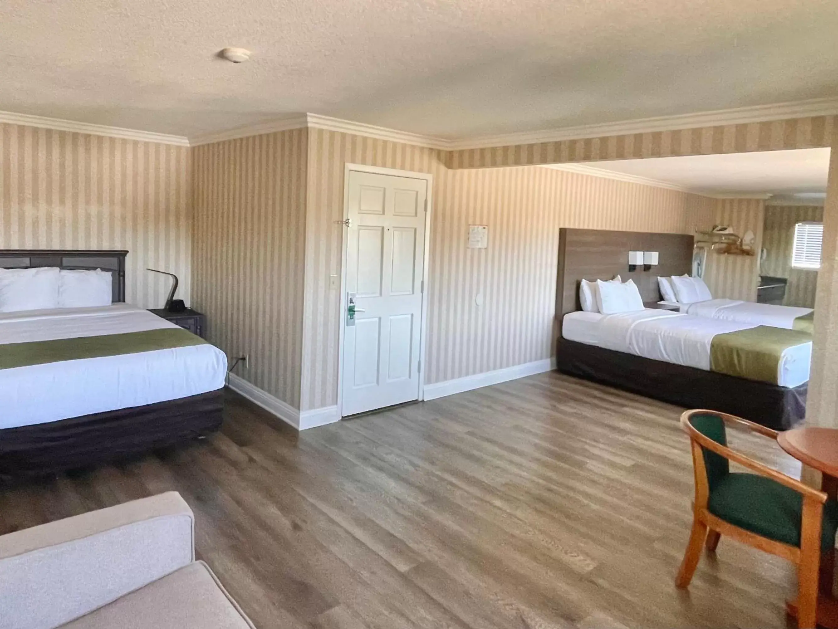 Room Photo in Quality Inn & Suites Anaheim Maingate