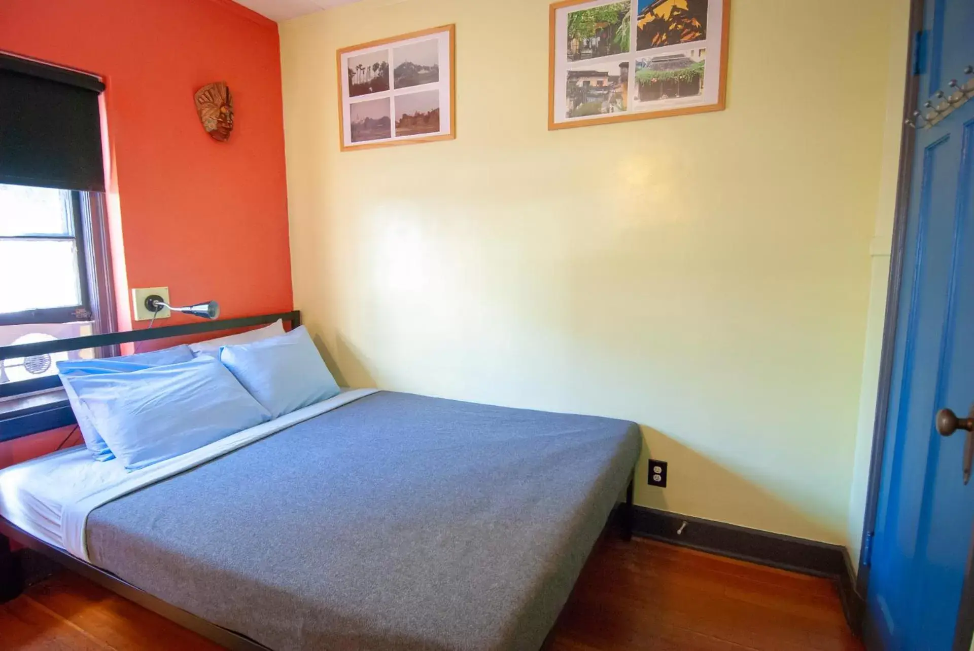 Queen Room with Shared Bathroom - single occupancy in Ocean Island Inn | Backpackers | Suites