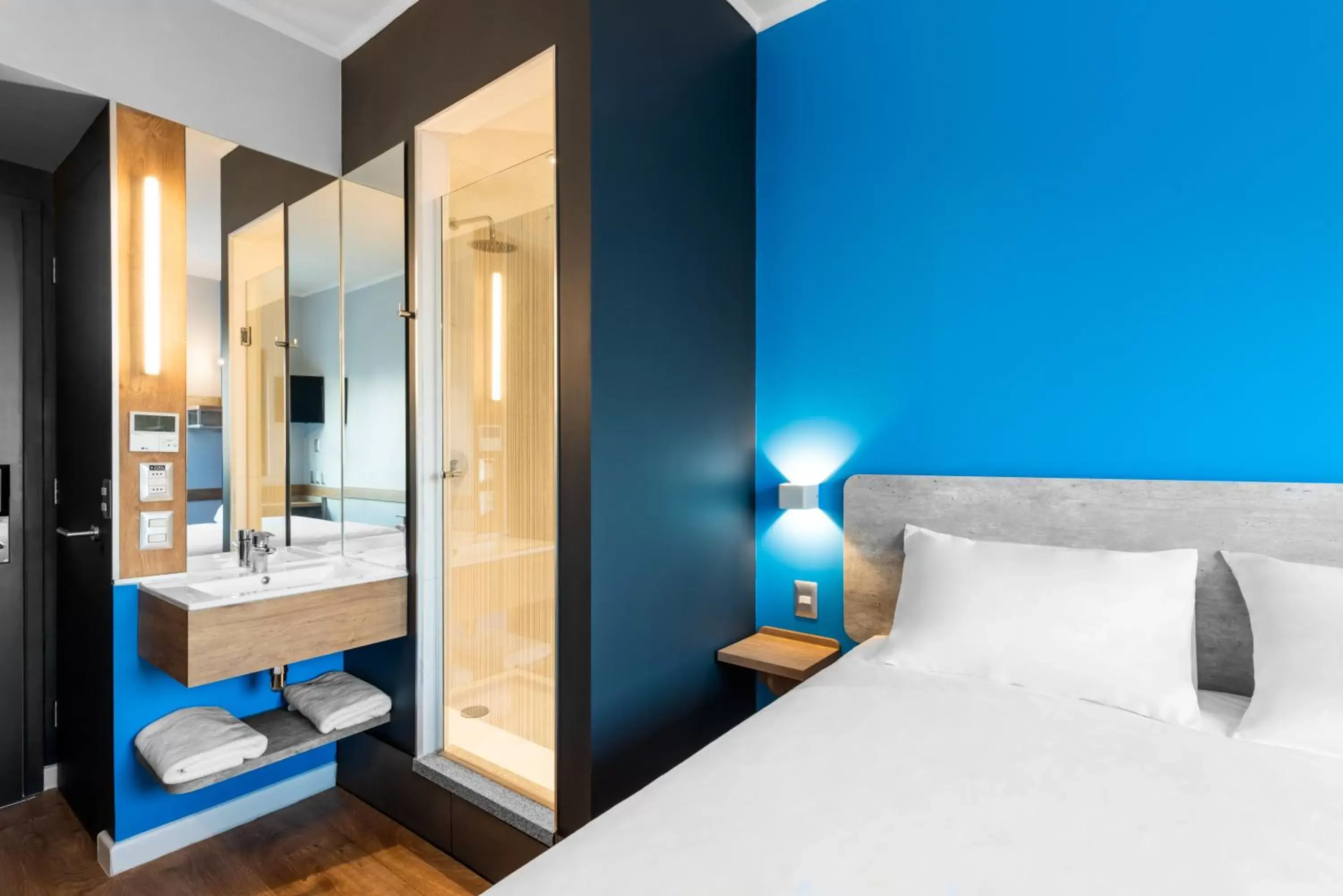 Shower, Bed in ibis budget Santiago Providencia