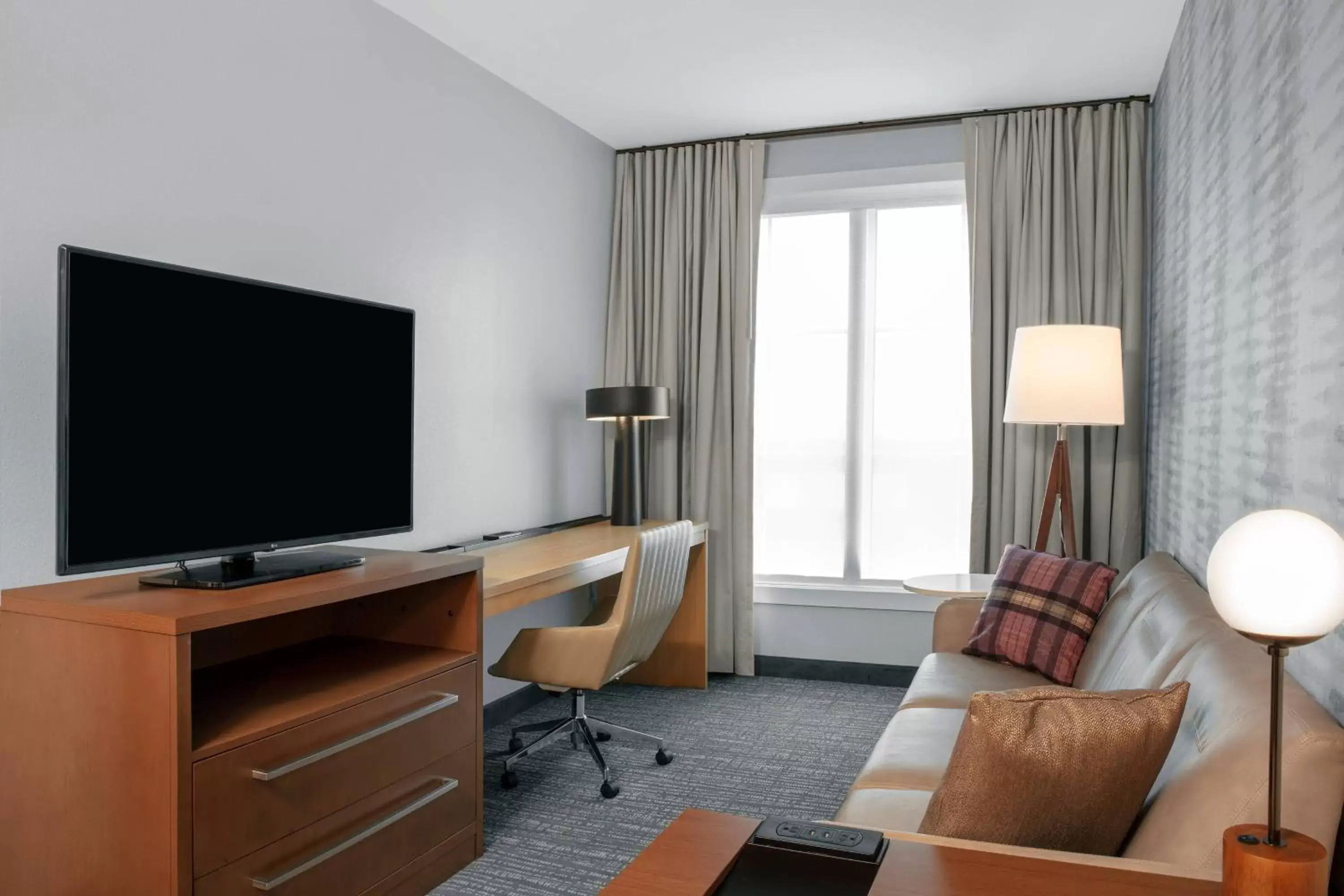 Living room, TV/Entertainment Center in Residence Inn by Marriott Norwalk