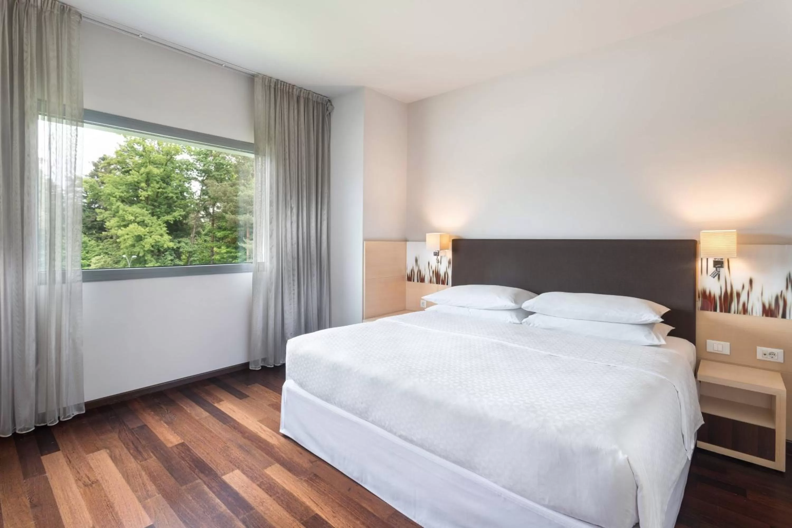 Photo of the whole room, Bed in Four Points by Sheraton Ljubljana Mons