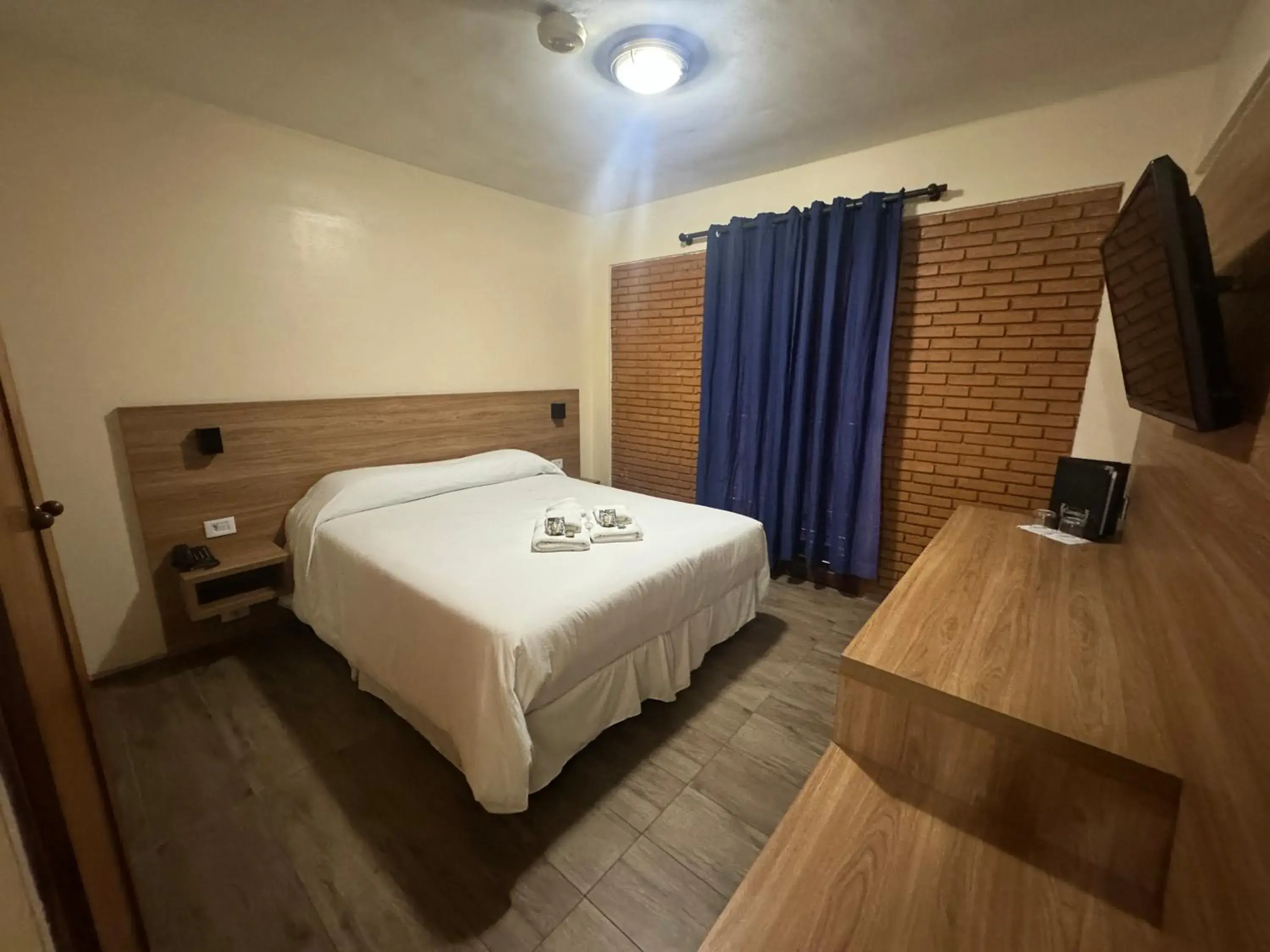 Bedroom, Bed in Hotel Garnier