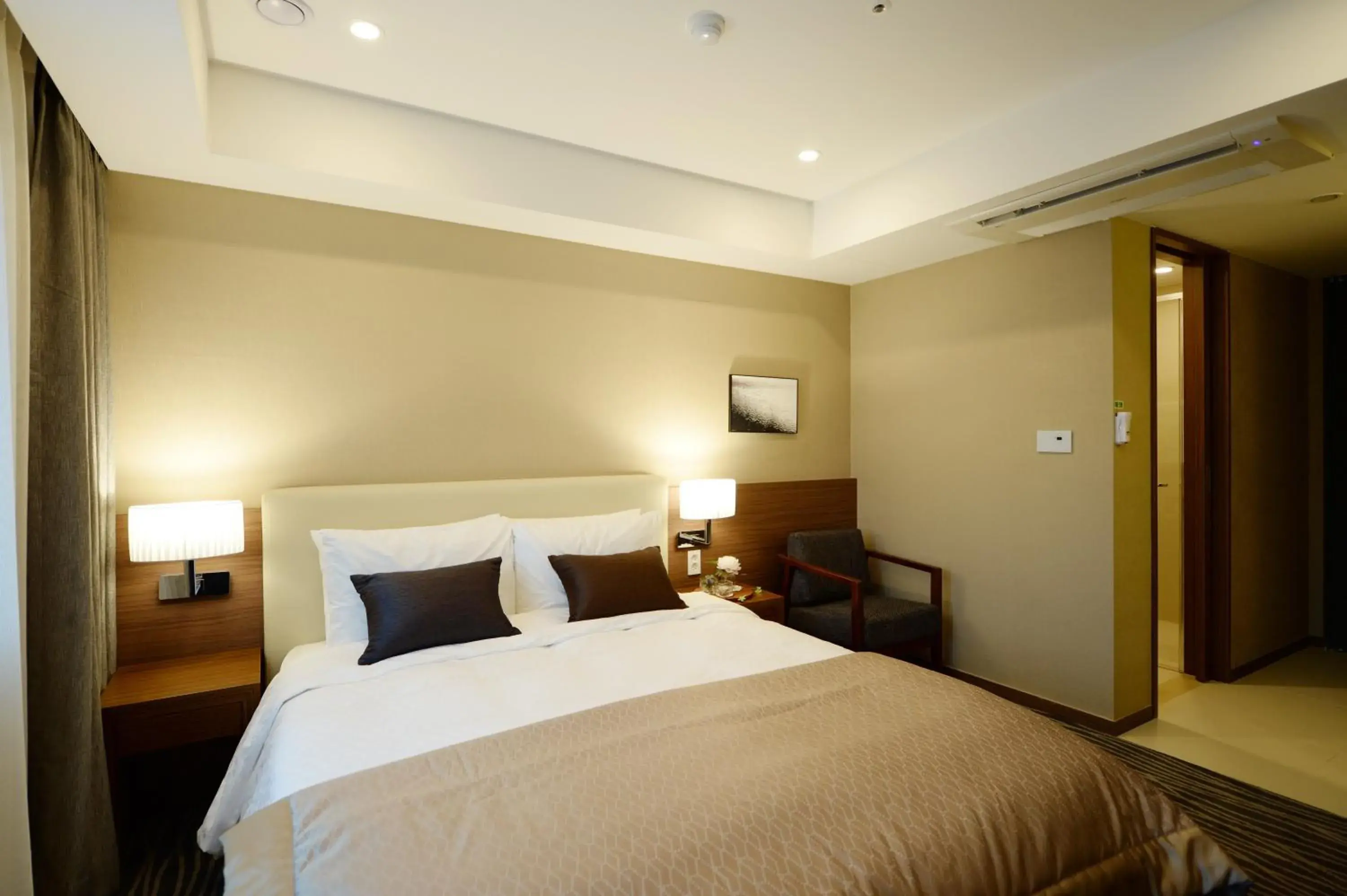 Bedroom, Bed in Busan Business Hotel